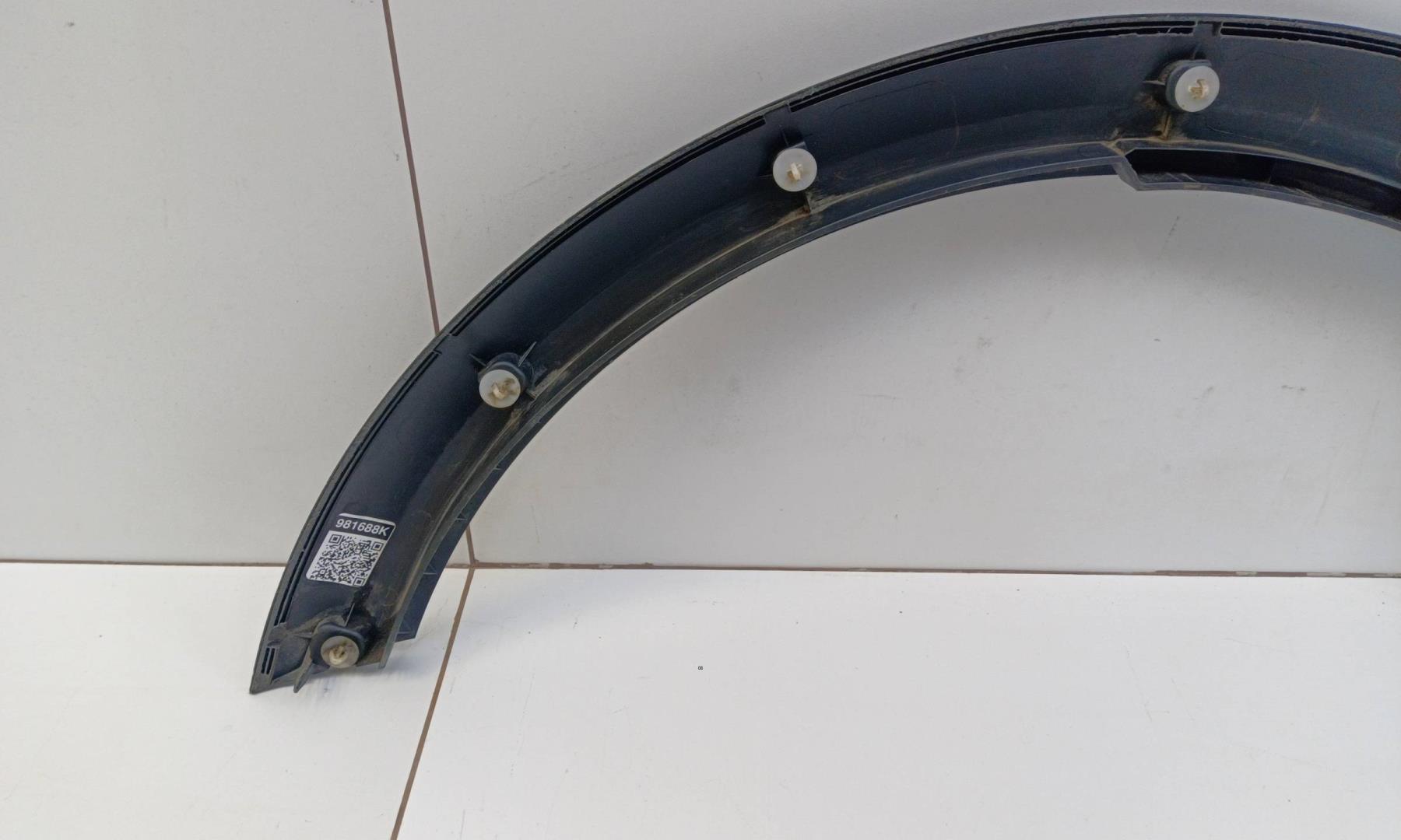 Накладка переднего крыла правого