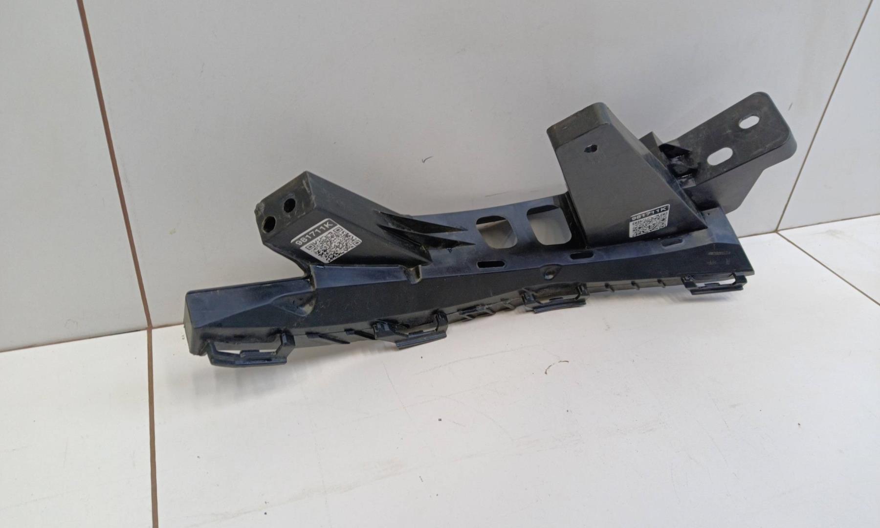 Кронштейн фар правый