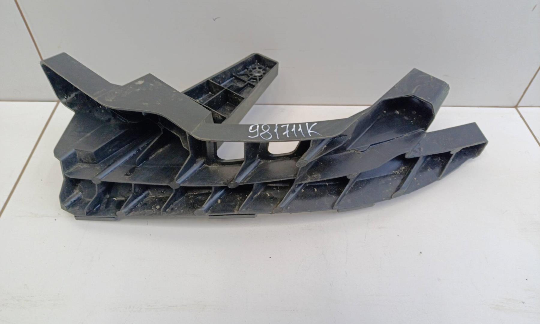 Кронштейн фар правый