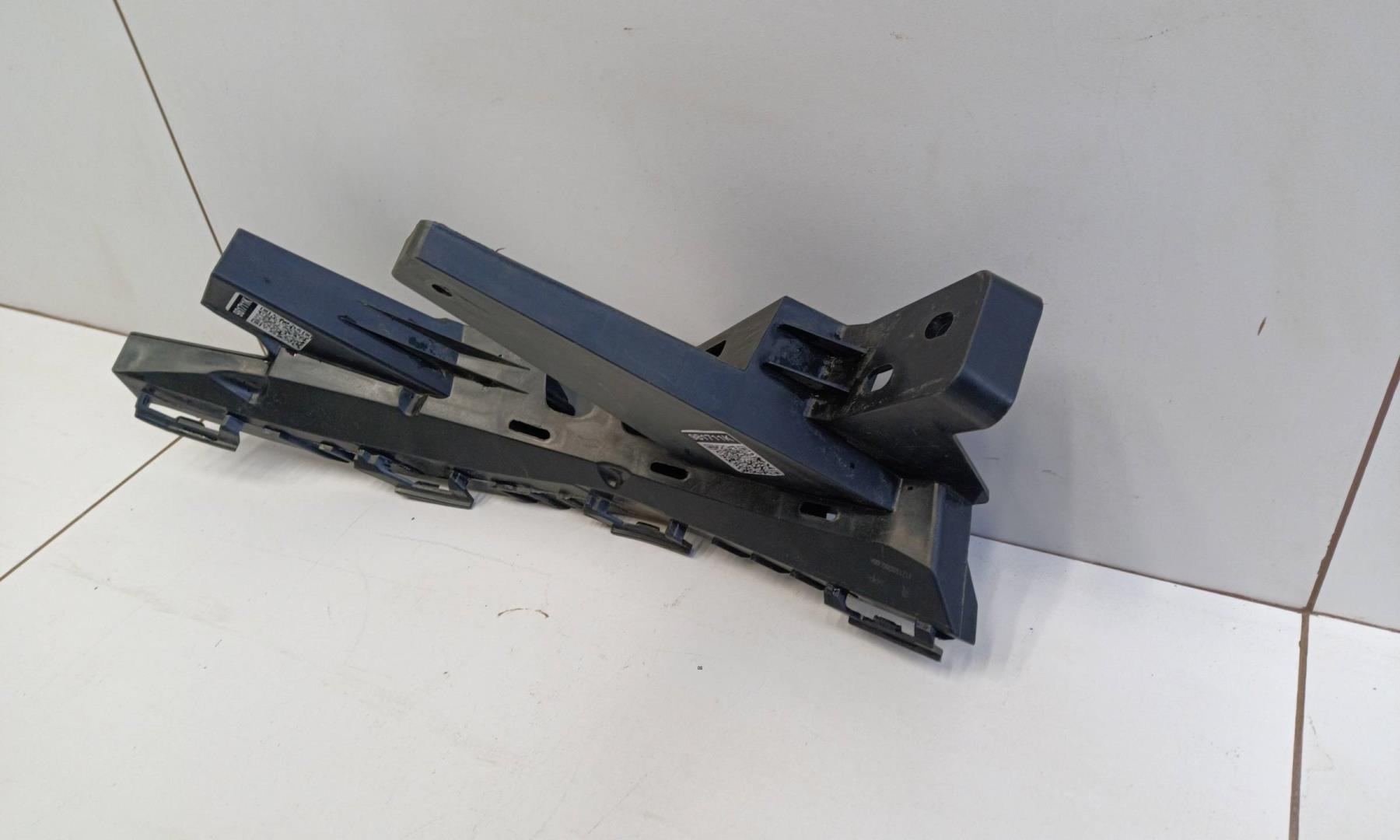 Кронштейн фар правый