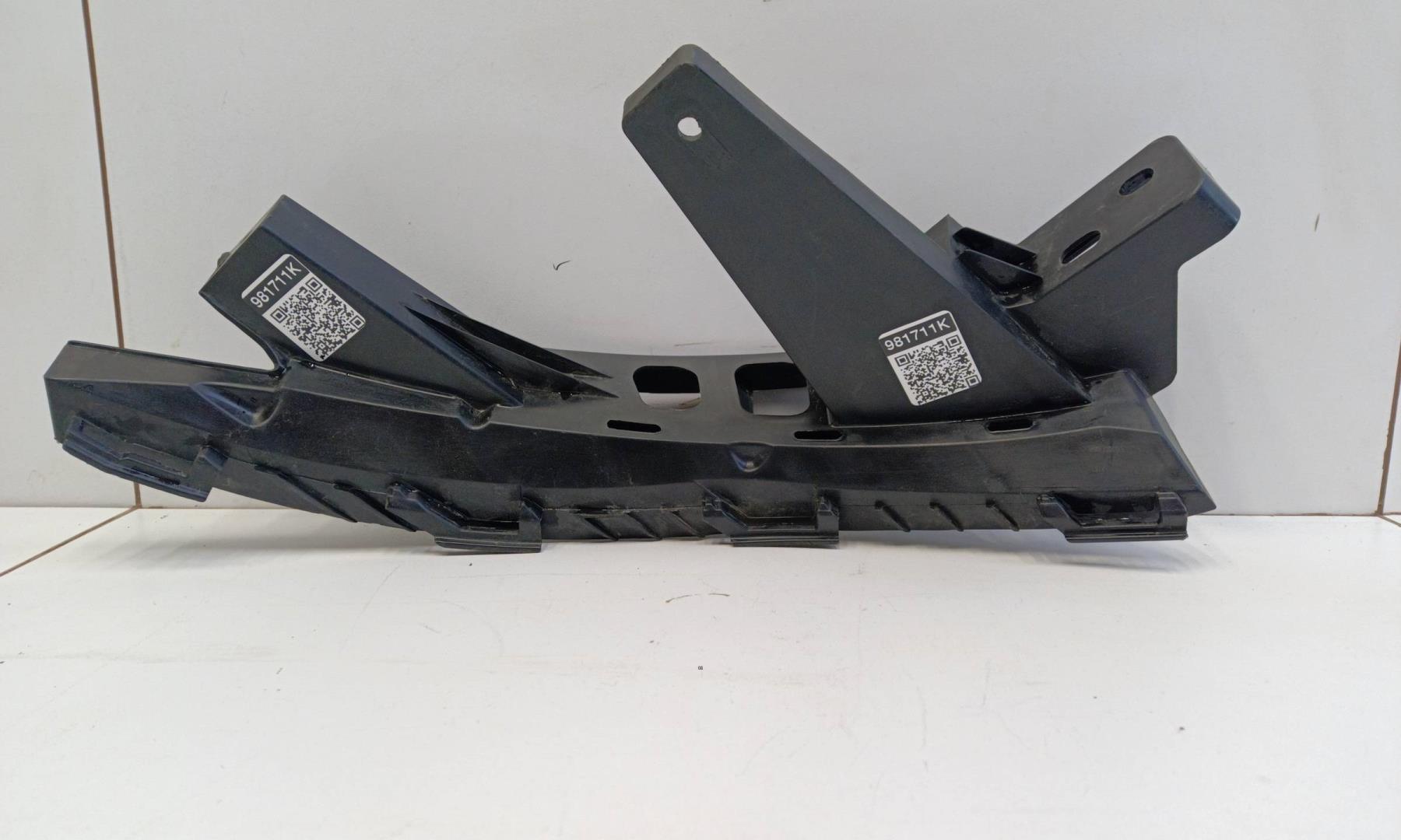 Кронштейн фар правый