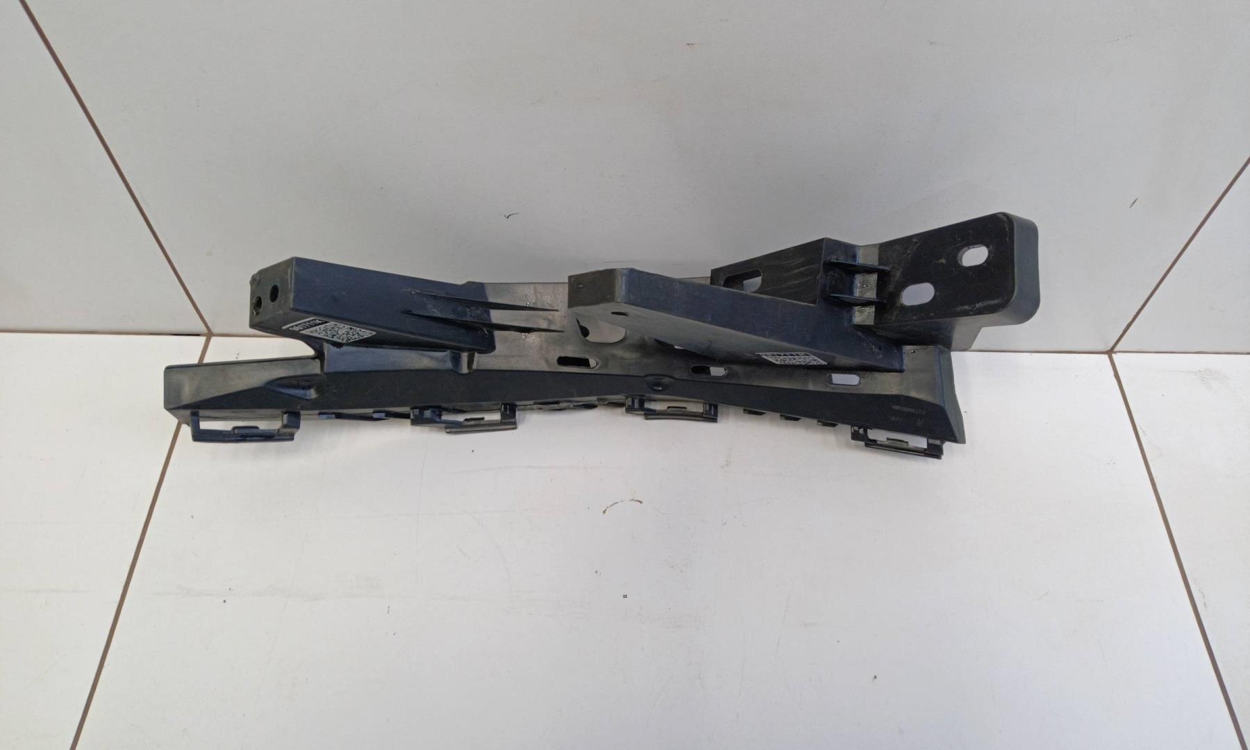 Кронштейн фар правый