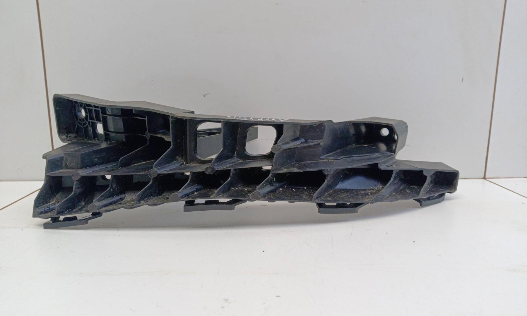 Кронштейн фар правый