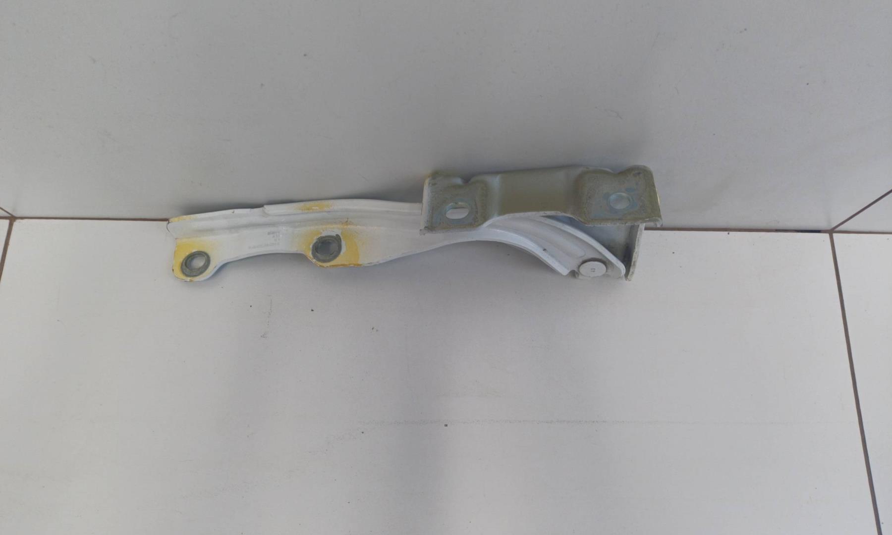 Петля капота левая