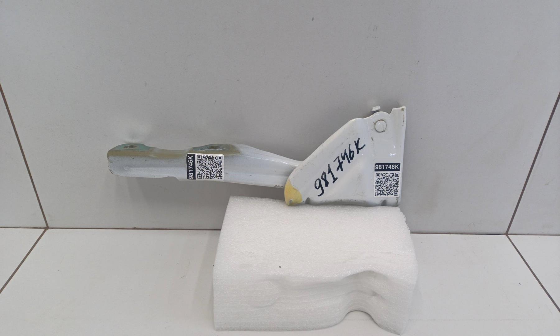 Петля капота левая