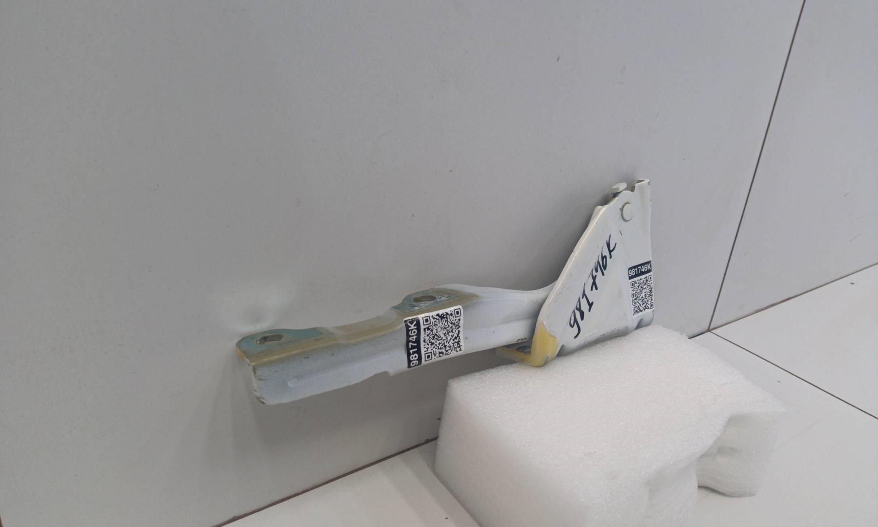 Петля капота левая