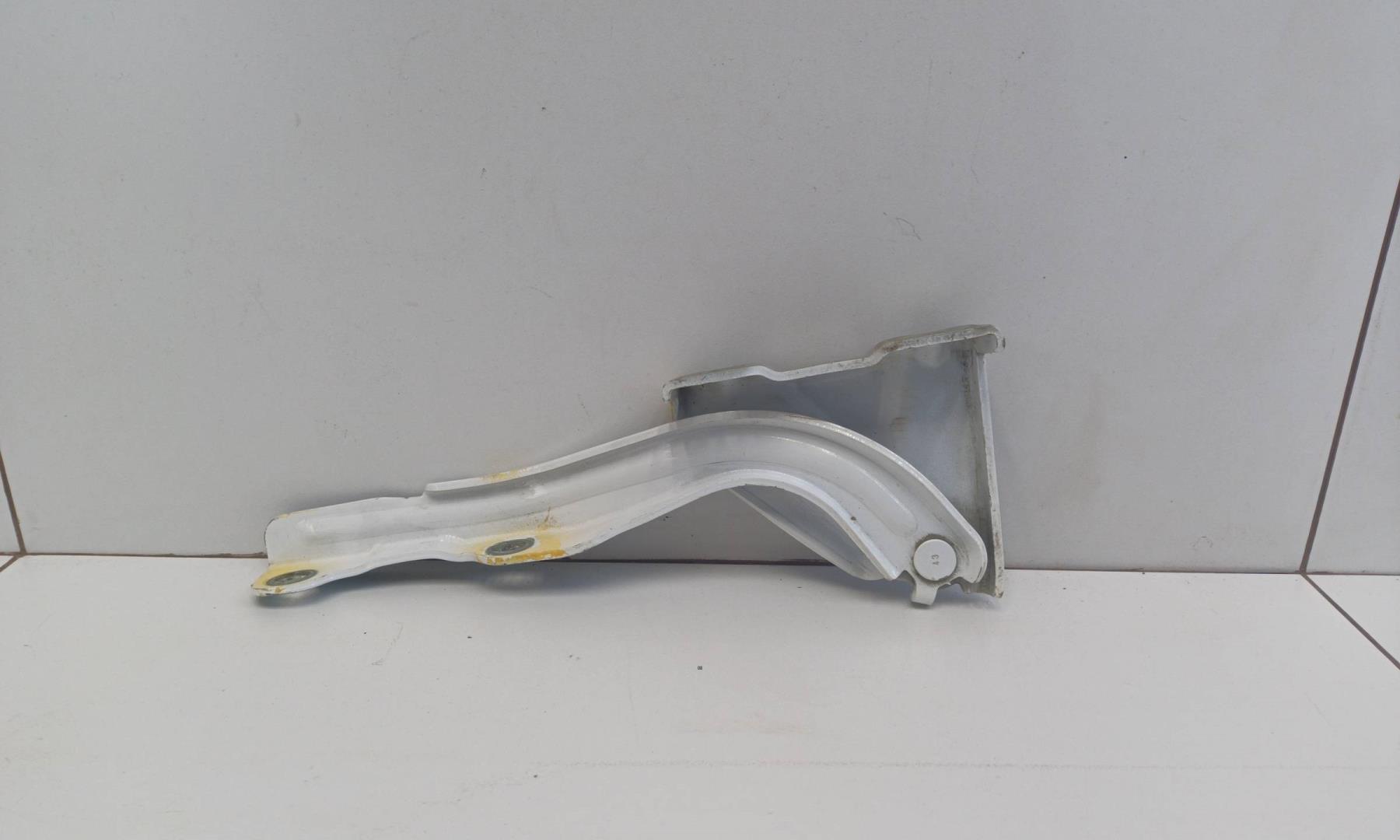 Петля капота левая