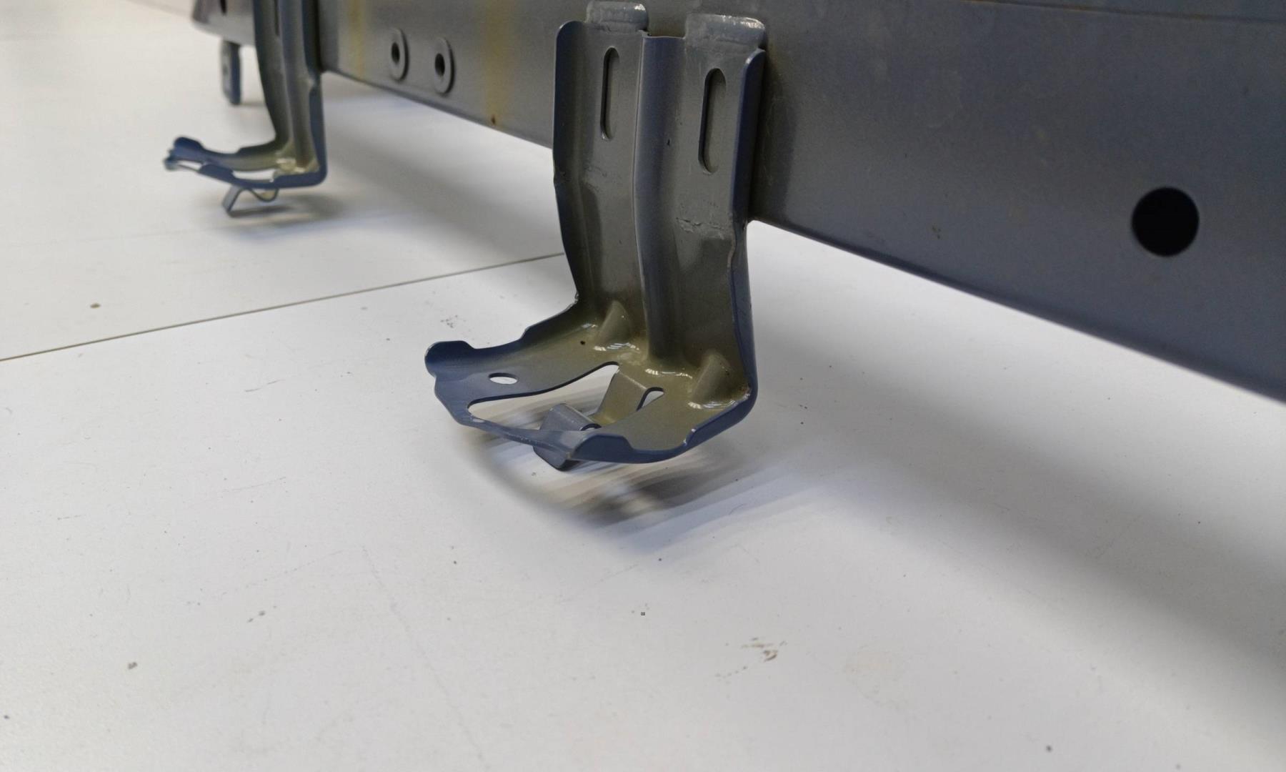 Усилитель переднего бампера