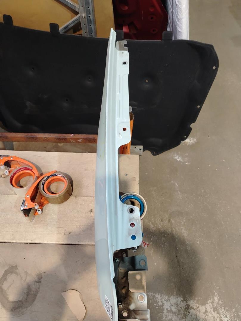 Крыло переднее правое