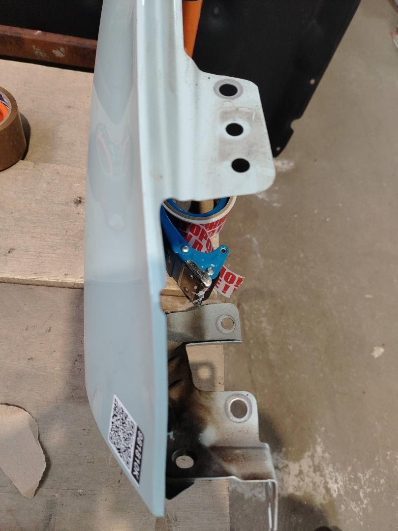 Крыло переднее правое