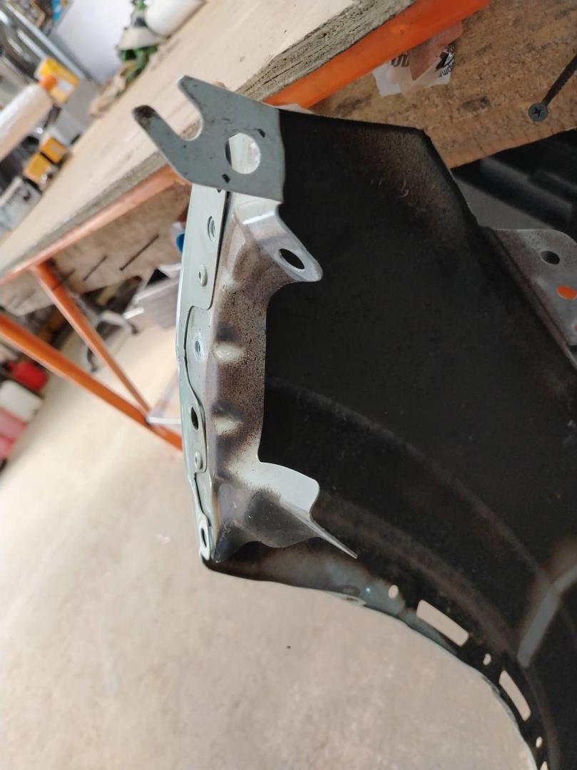 Крыло переднее правое