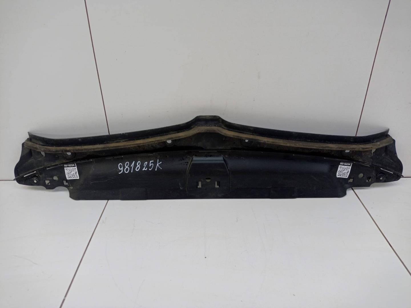 Кожух замка капота