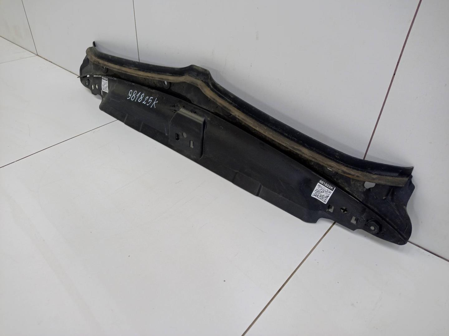 Кожух замка капота