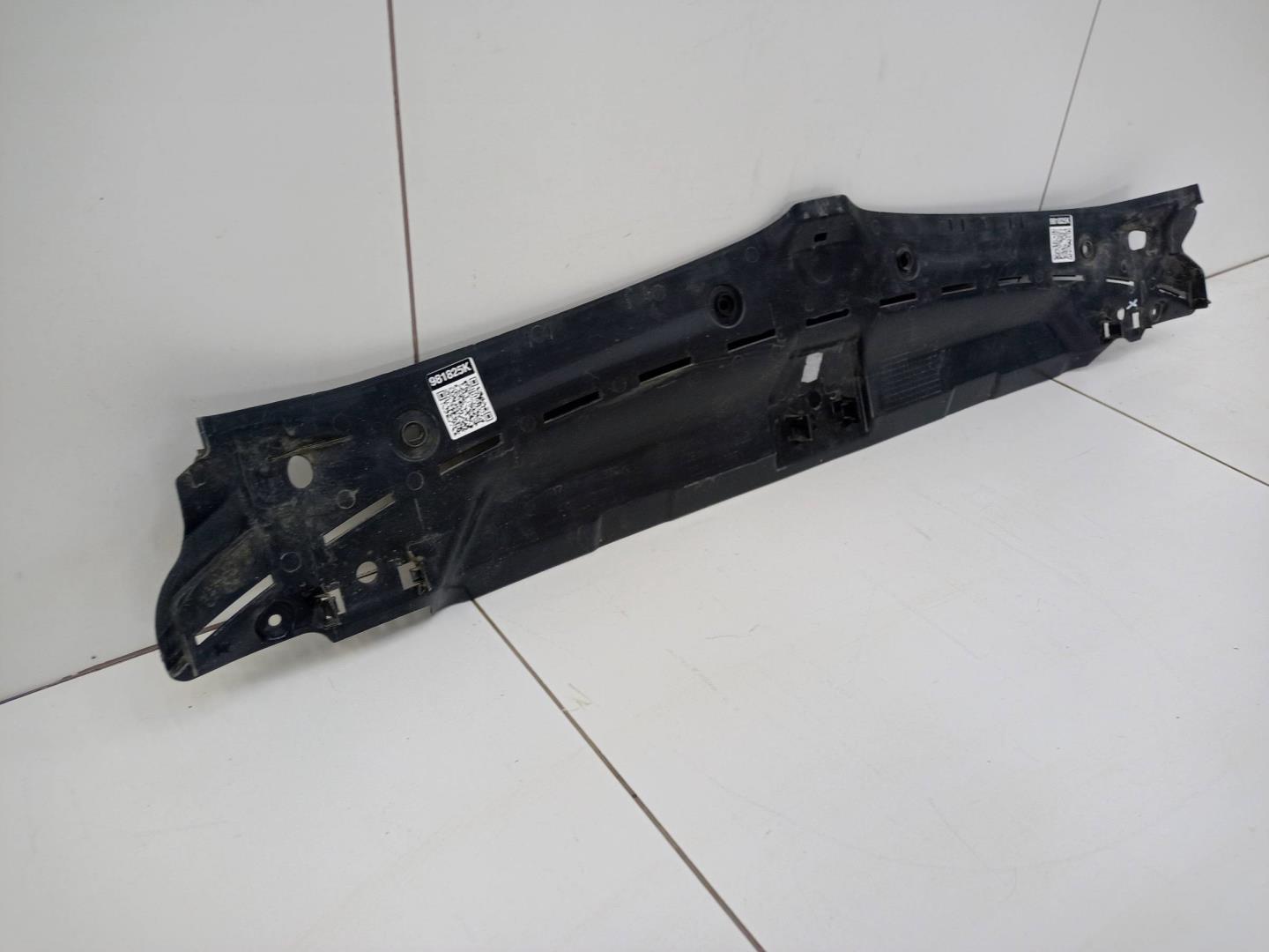 Кожух замка капота