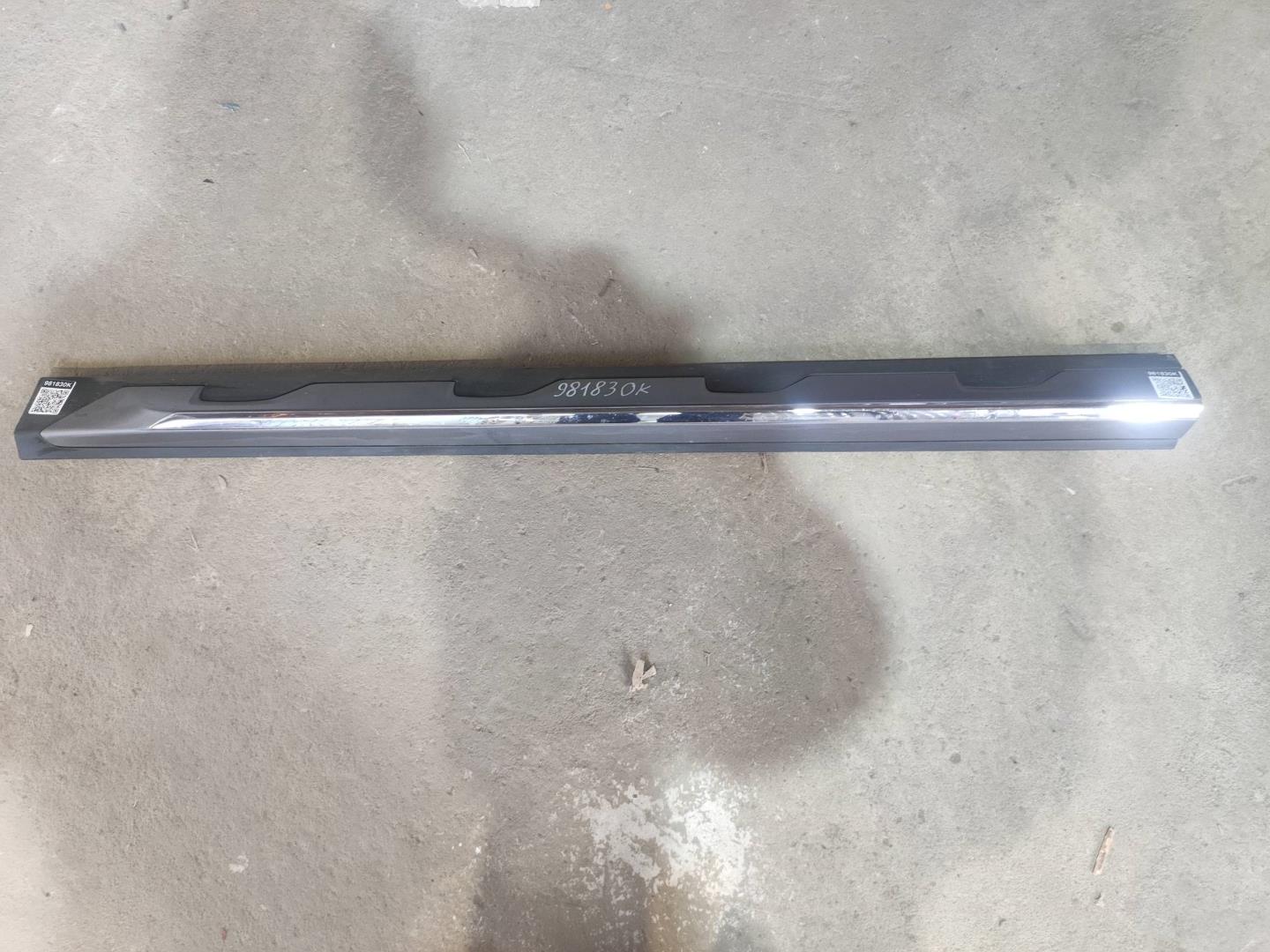 Накладка двери передней правой