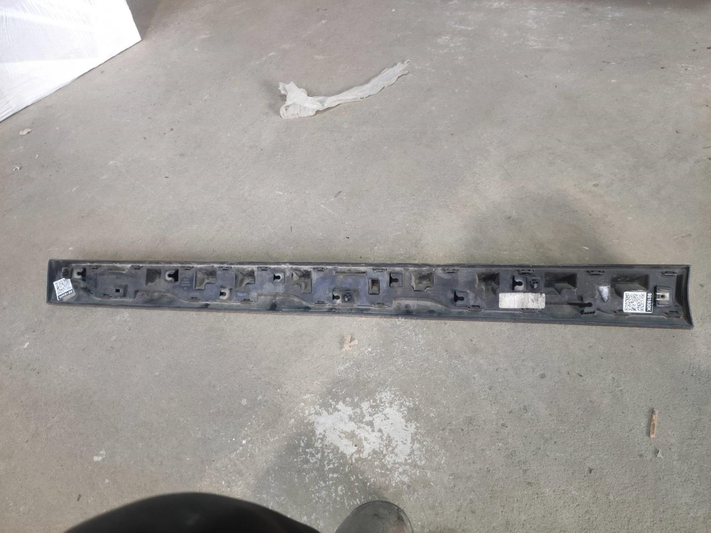 Накладка двери передней правой