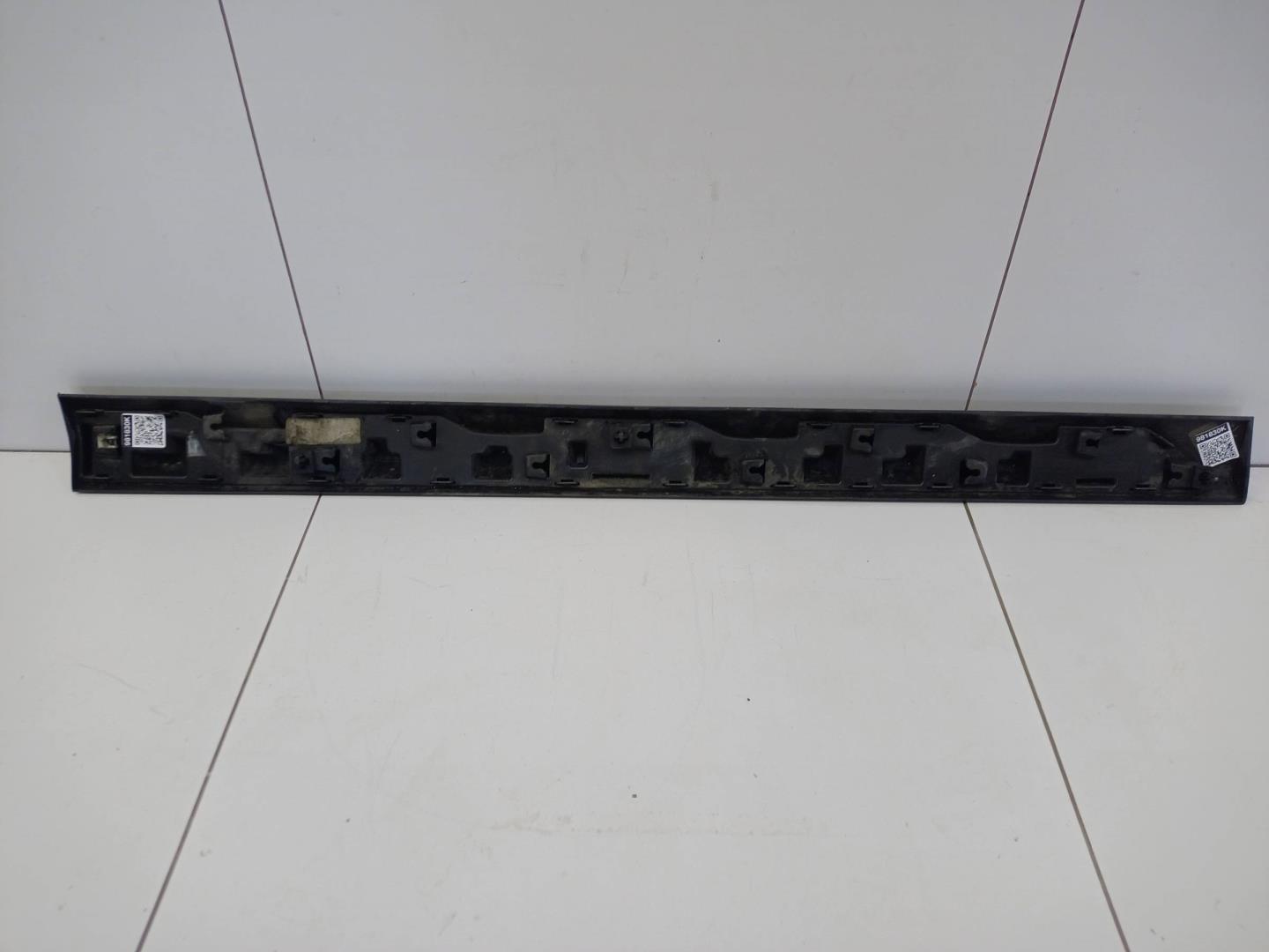 Накладка двери передней правой