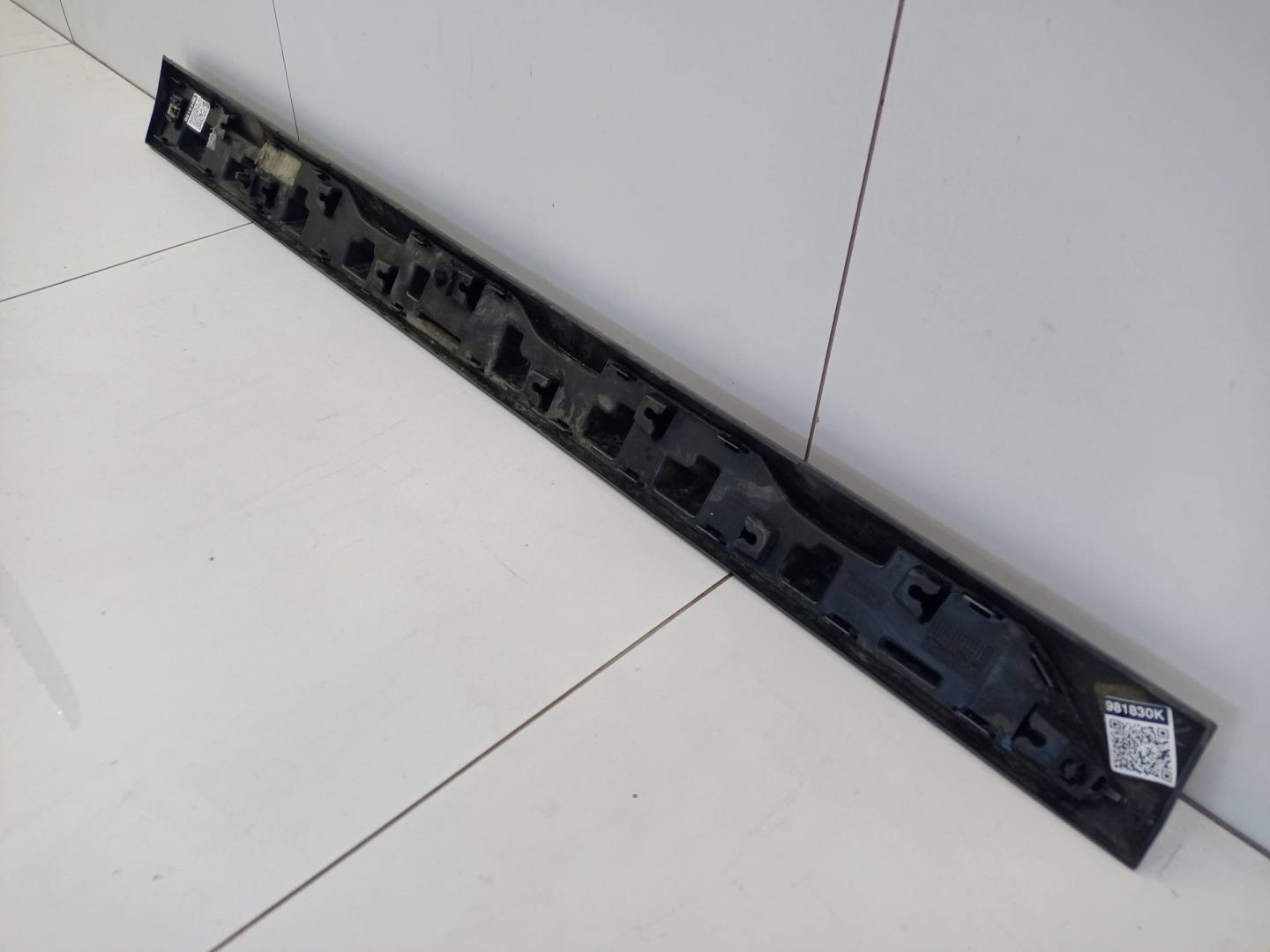 Накладка двери передней правой