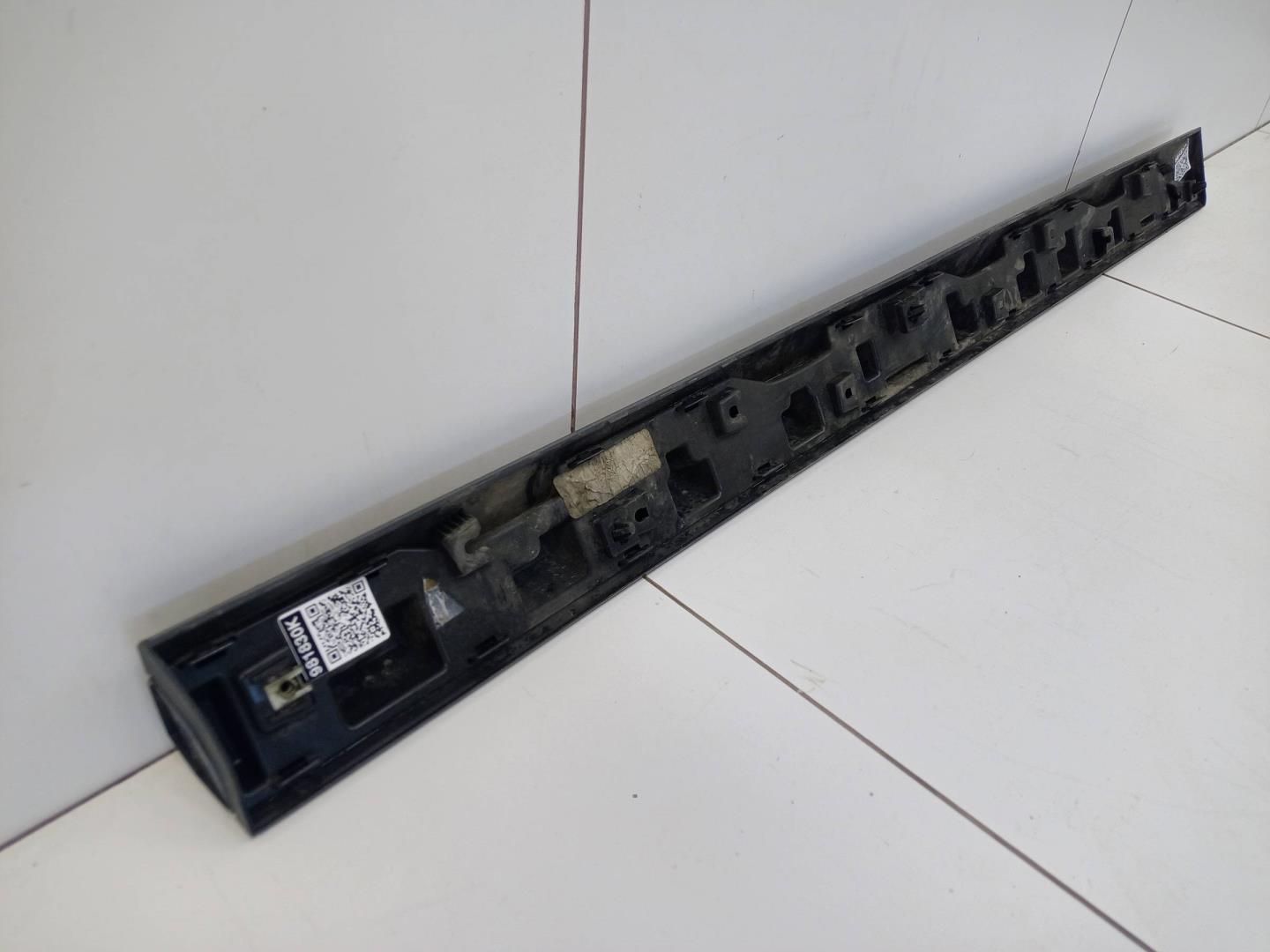 Накладка двери передней правой