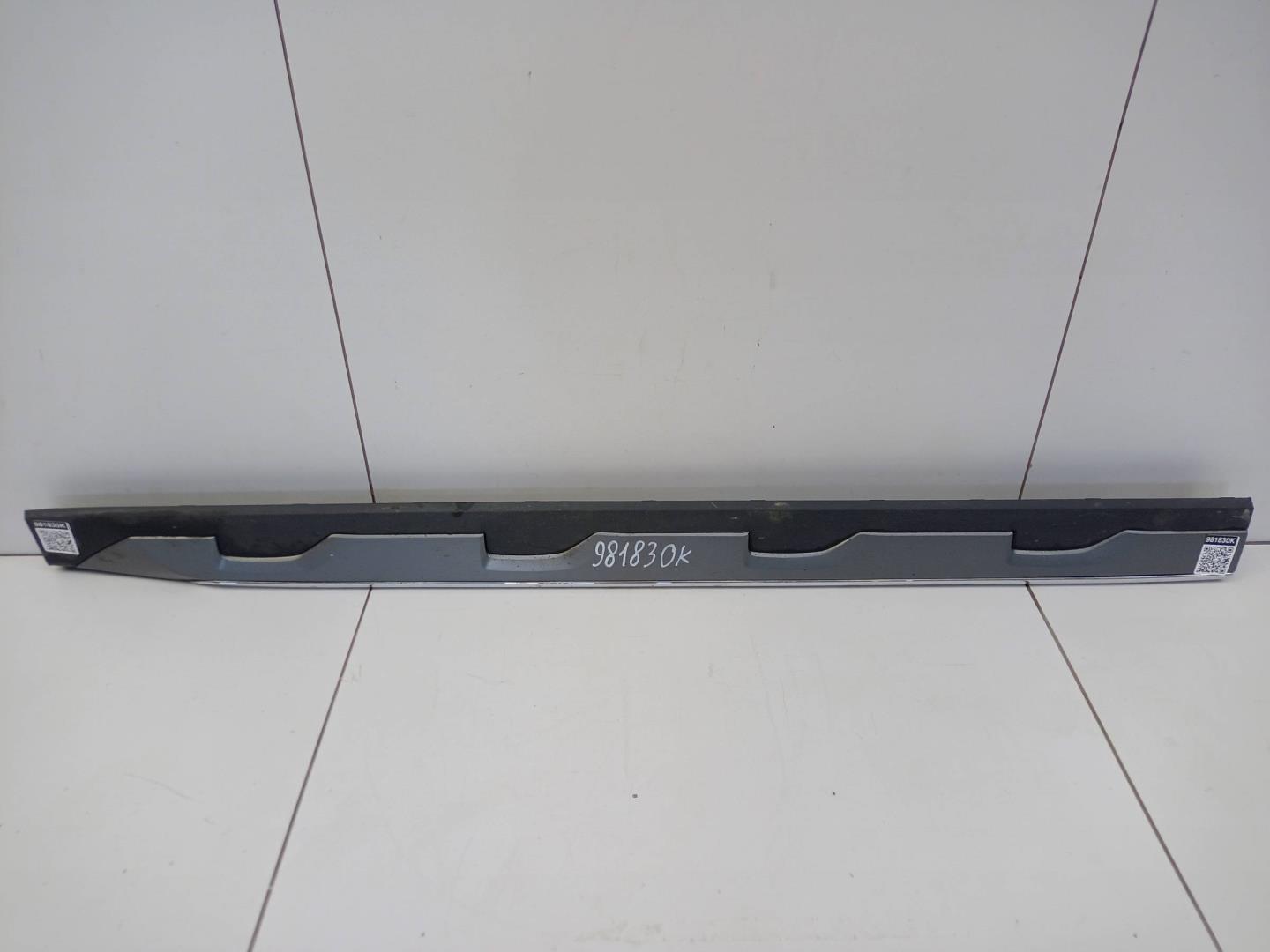 Накладка двери передней правой