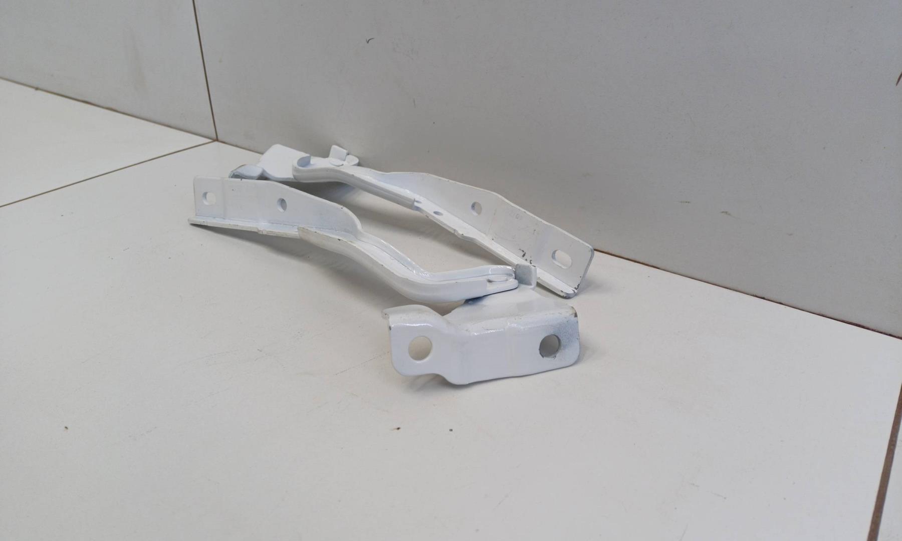 Петля капота левая