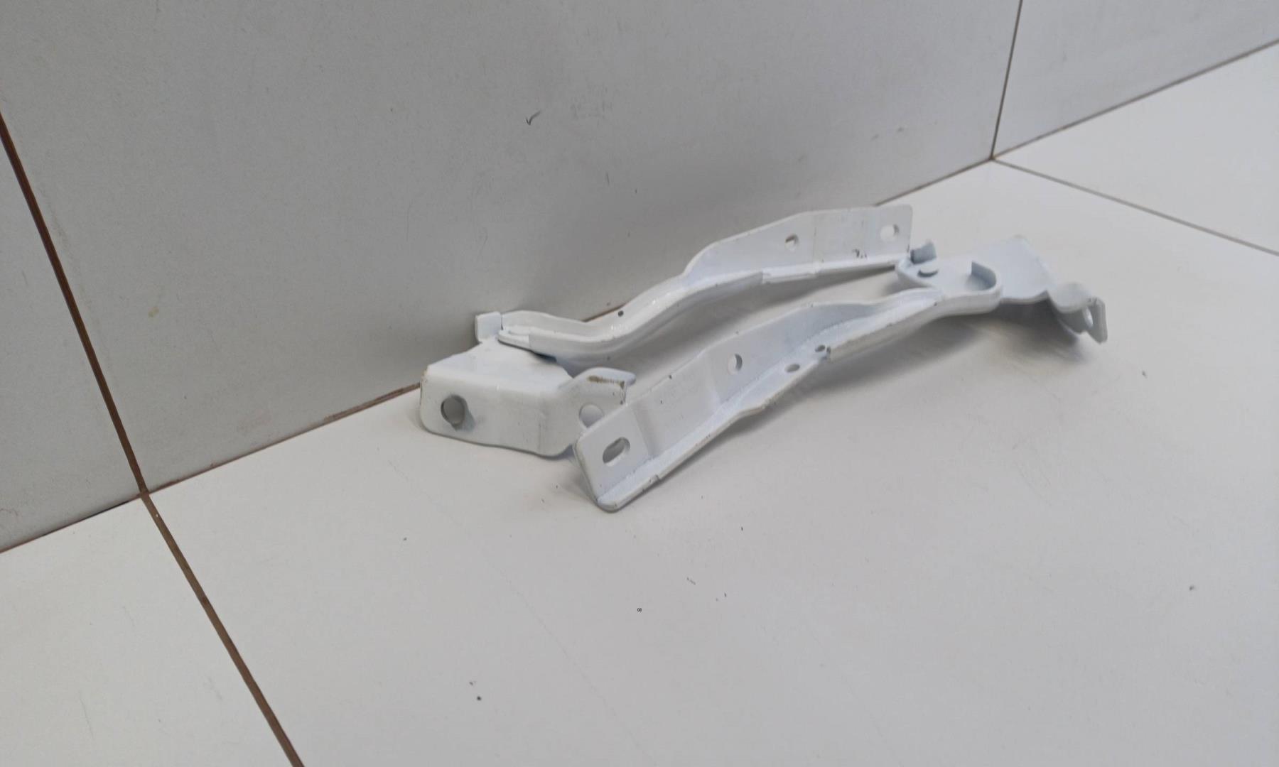 Петля капота левая