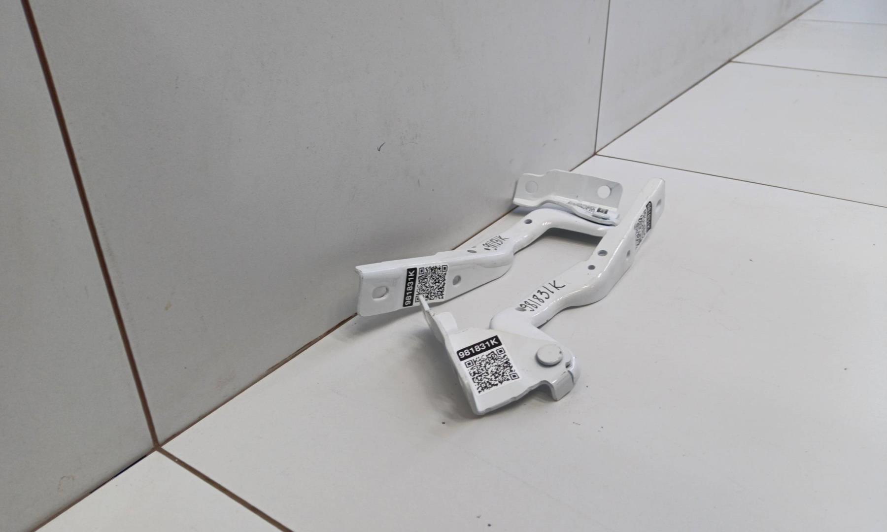 Петля капота левая