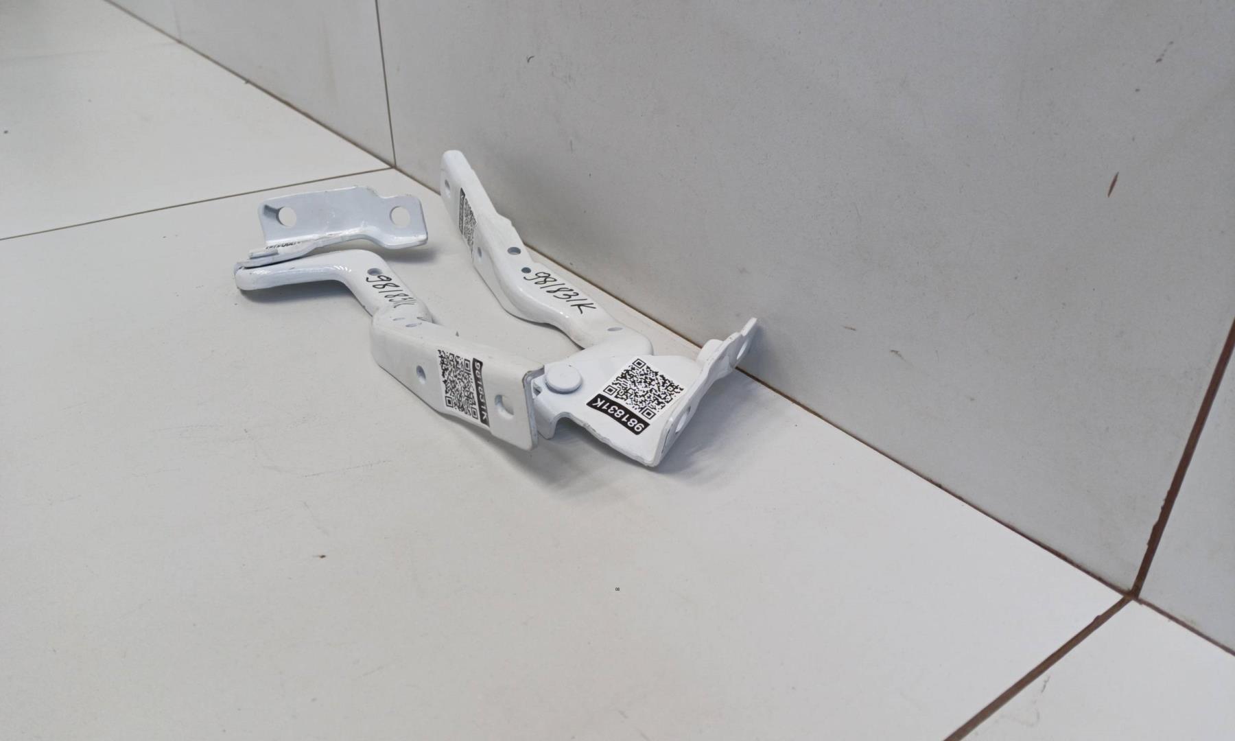 Петля капота левая