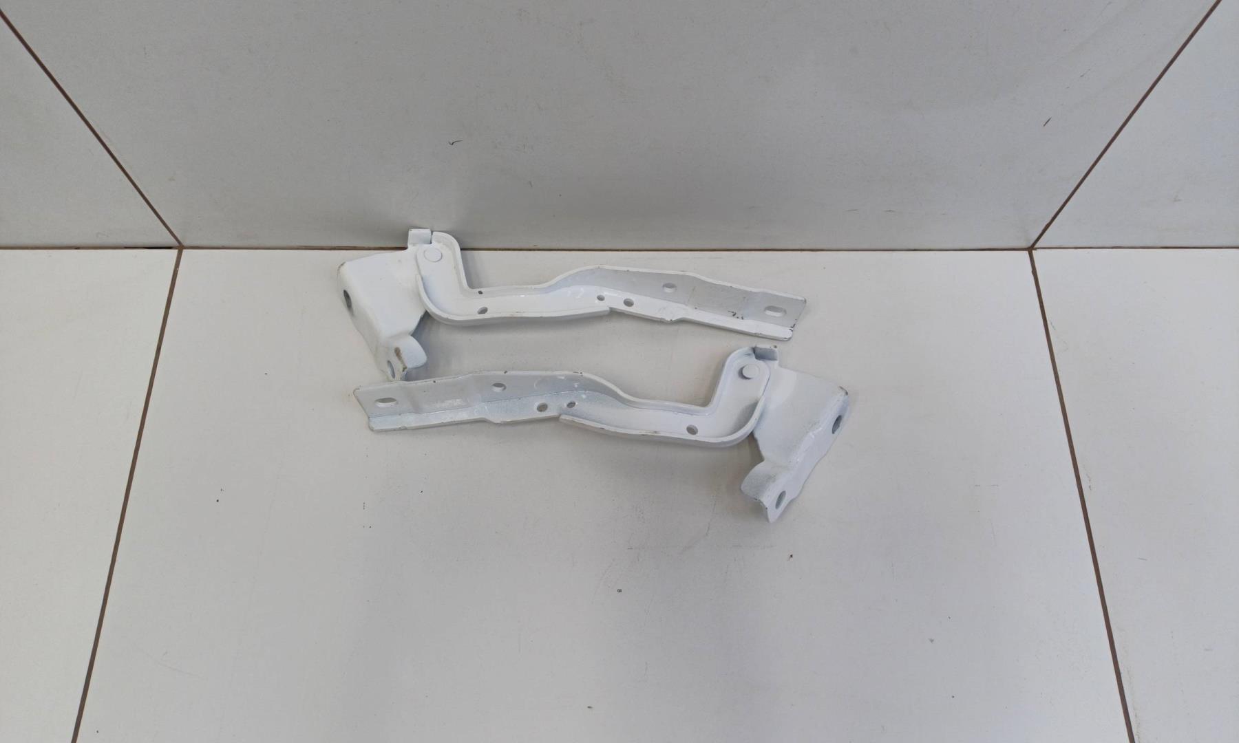 Петля капота левая