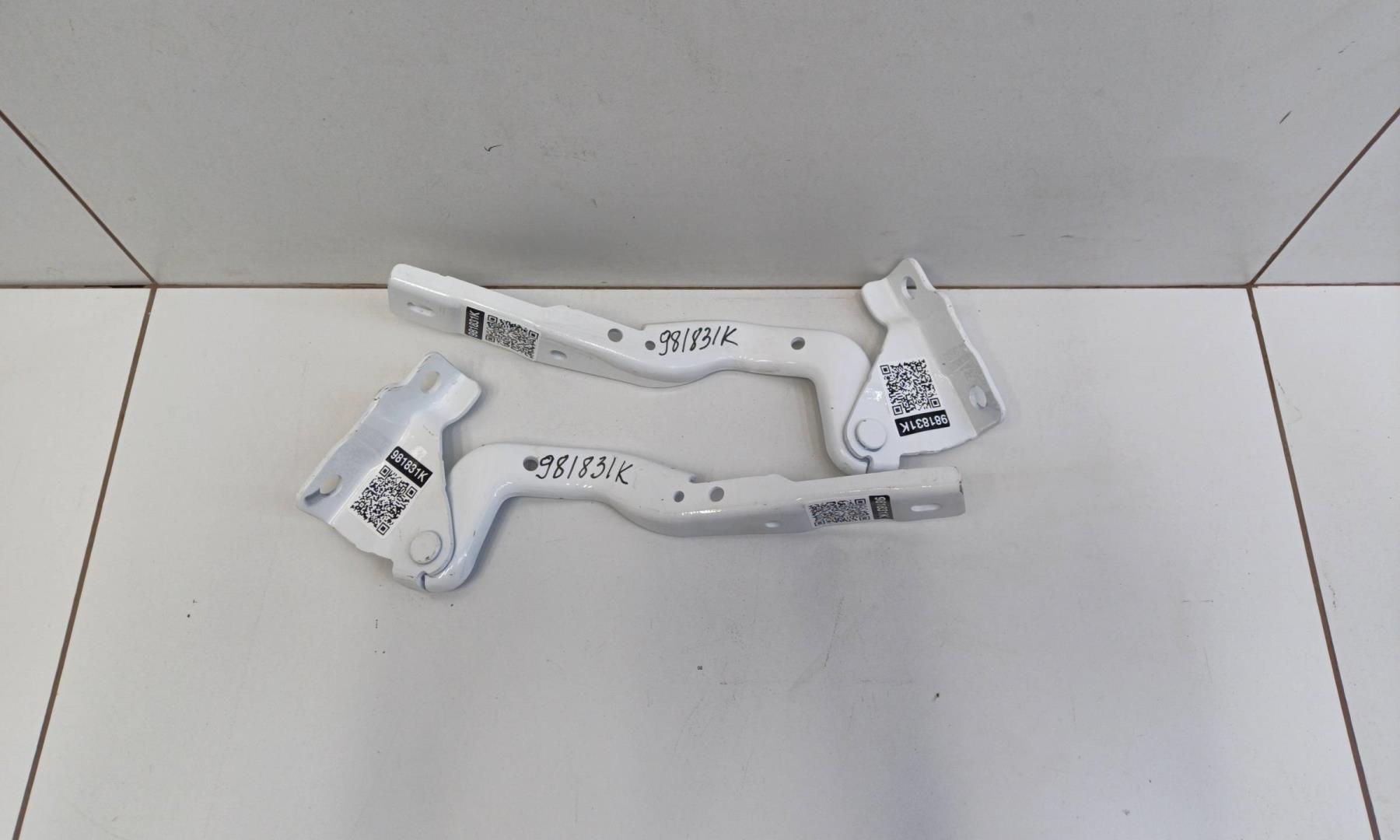 Петля капота левая