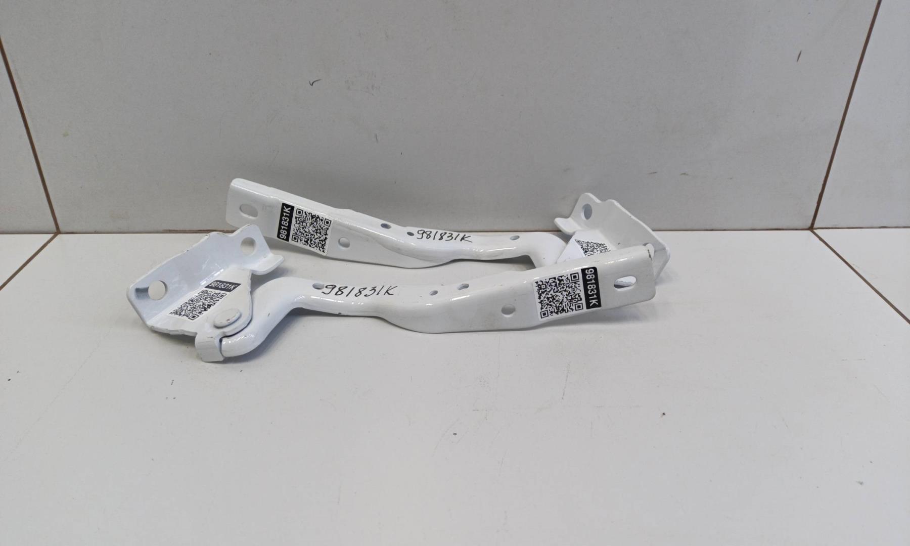 Петля капота левая