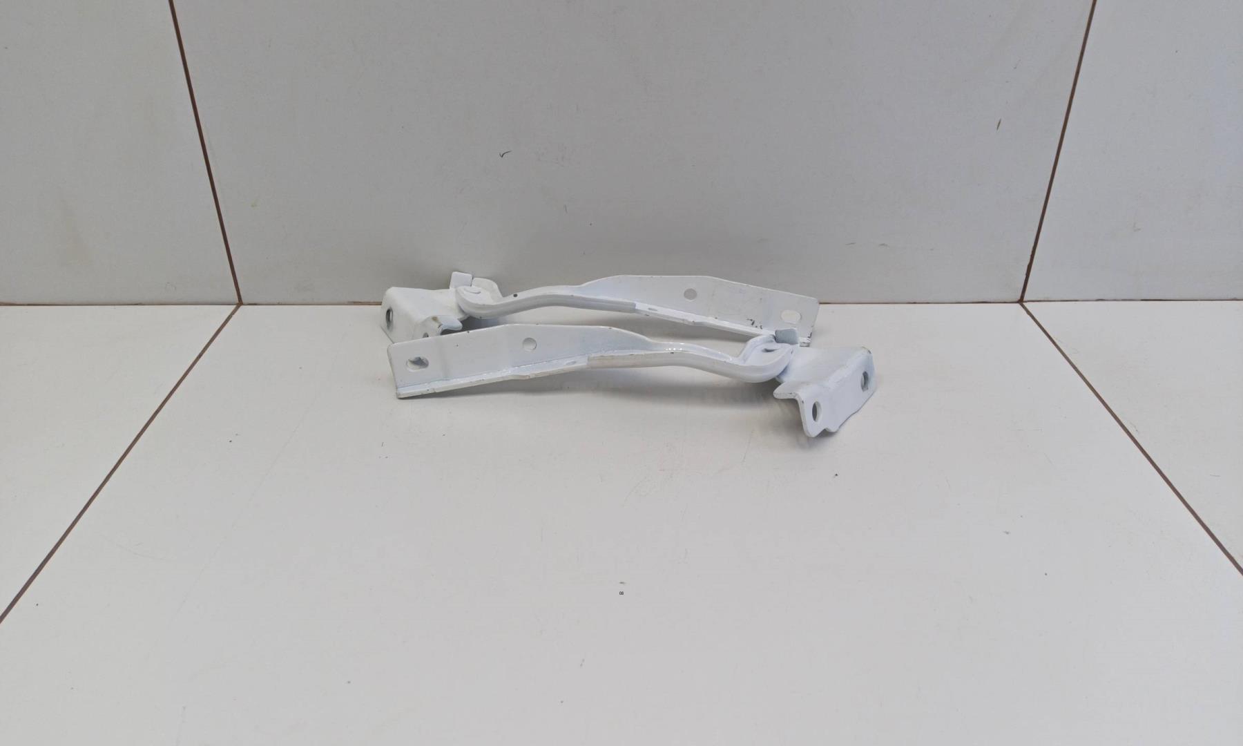 Петля капота левая