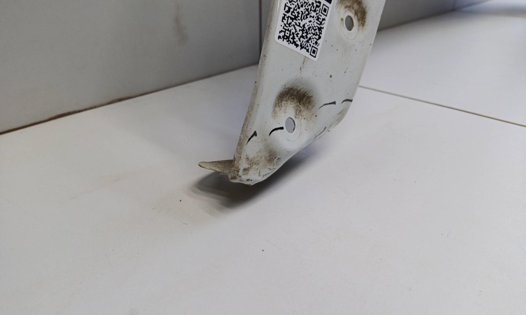 Крыло переднее правое