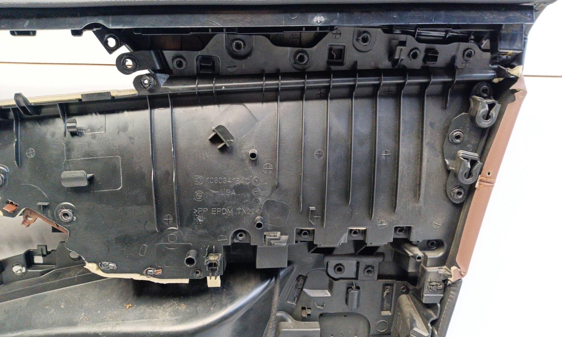 Обшивка двери передней левой