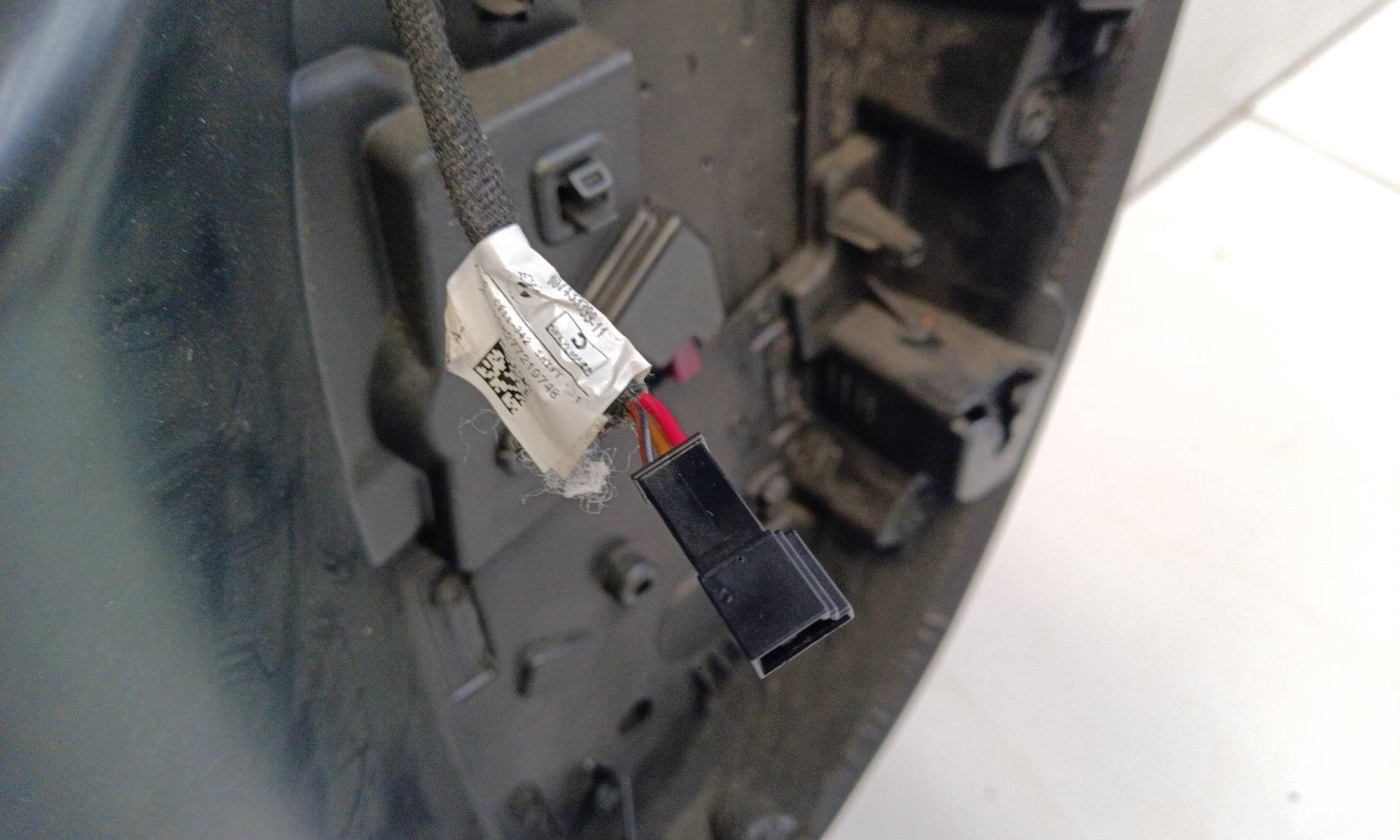 Обшивка двери передней левой