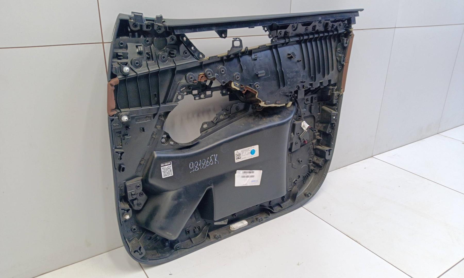 Обшивка двери передней левой