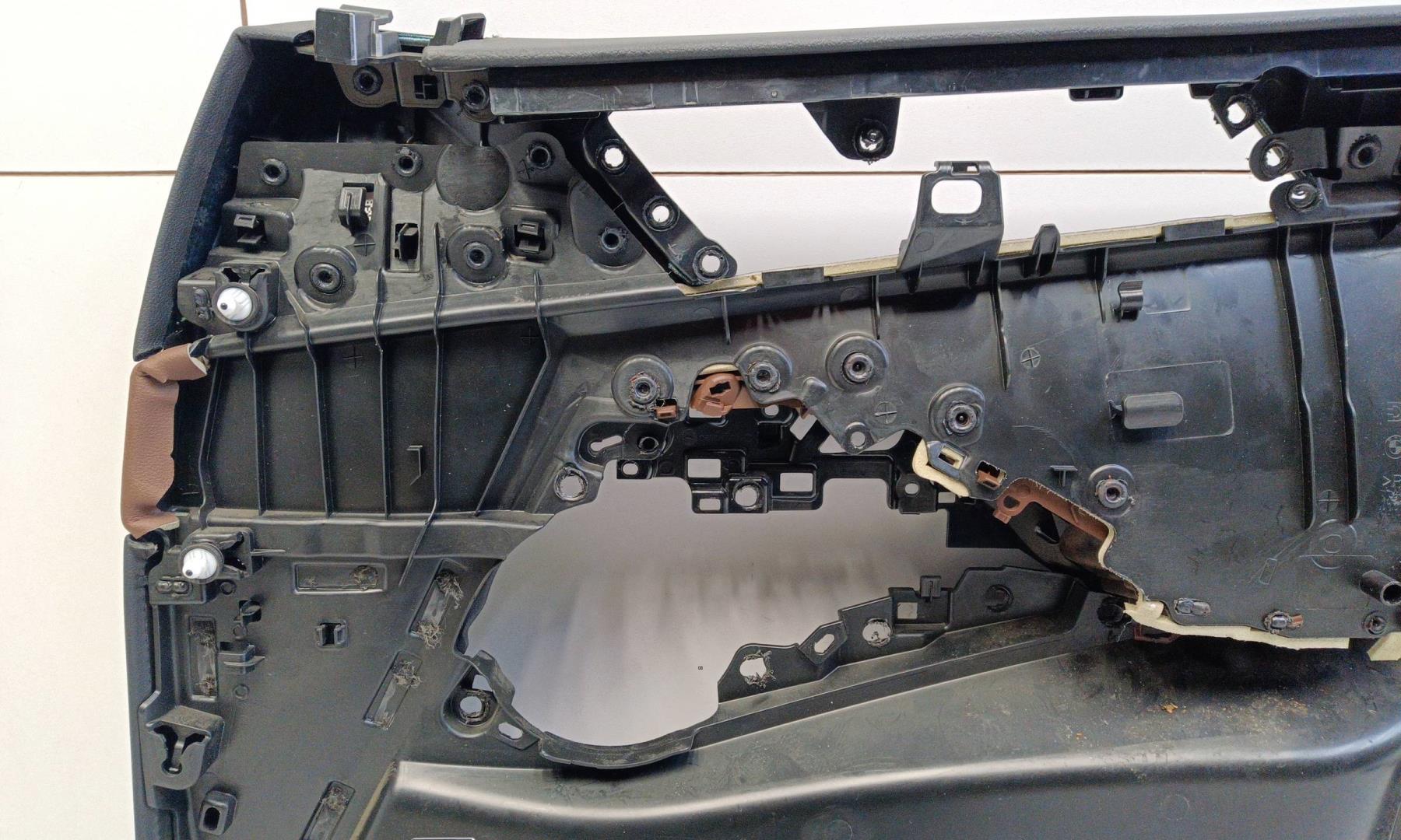 Обшивка двери передней левой