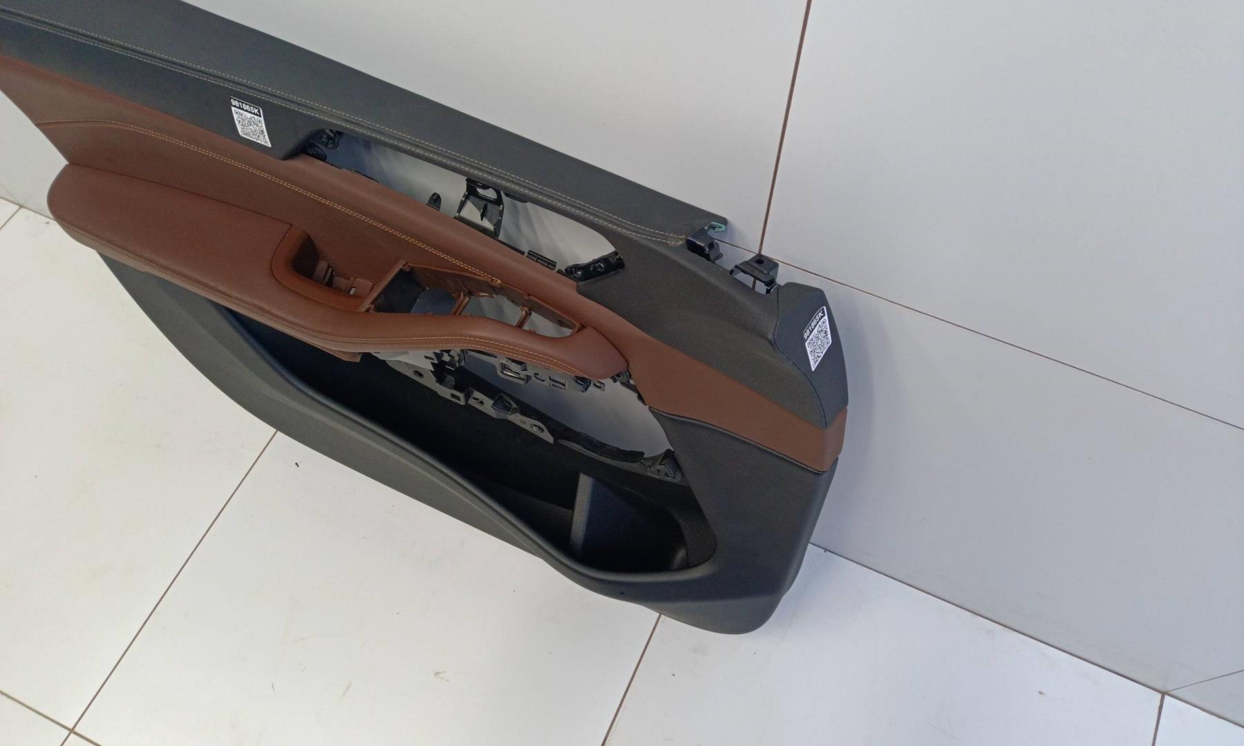 Обшивка двери передней левой