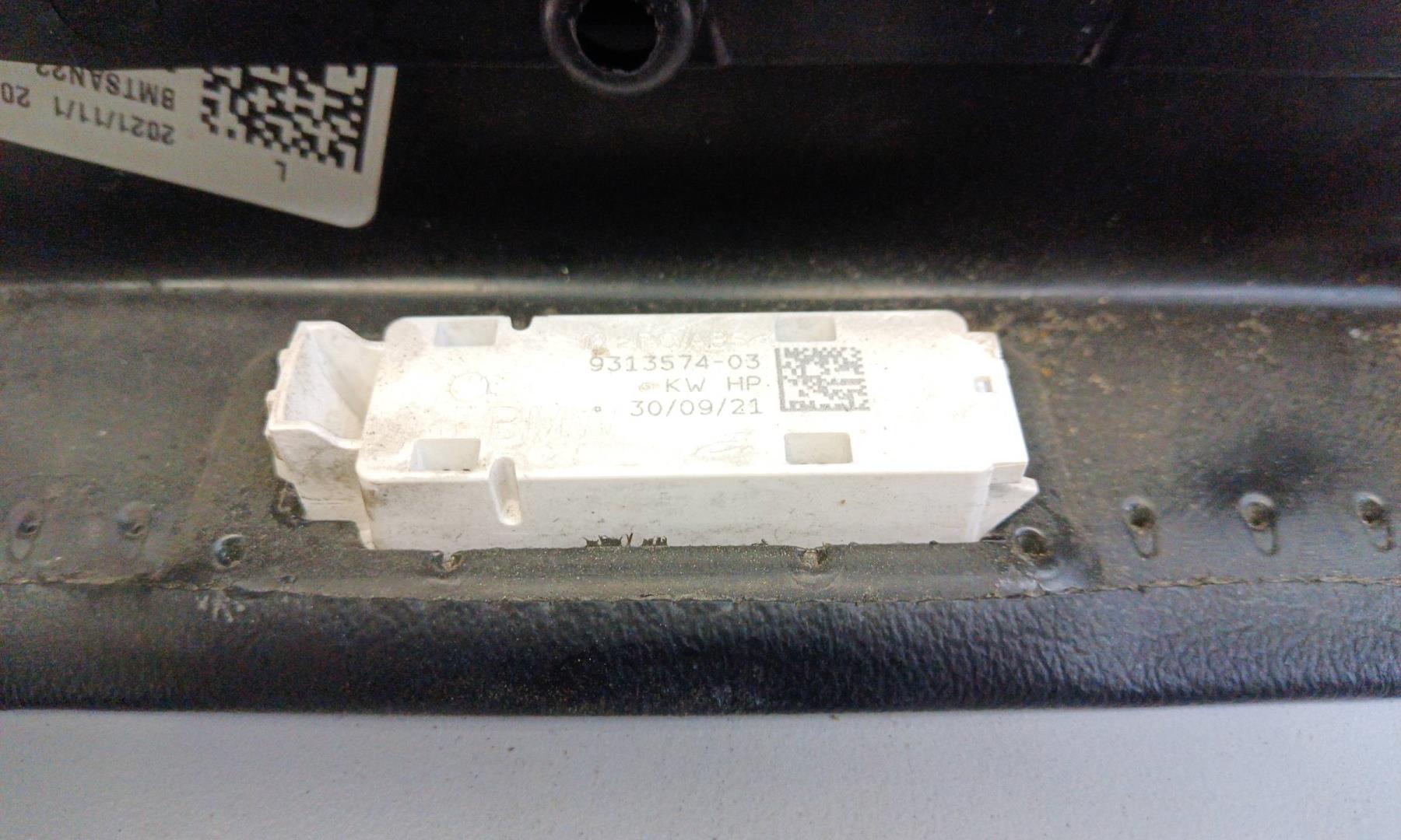 Обшивка двери передней левой