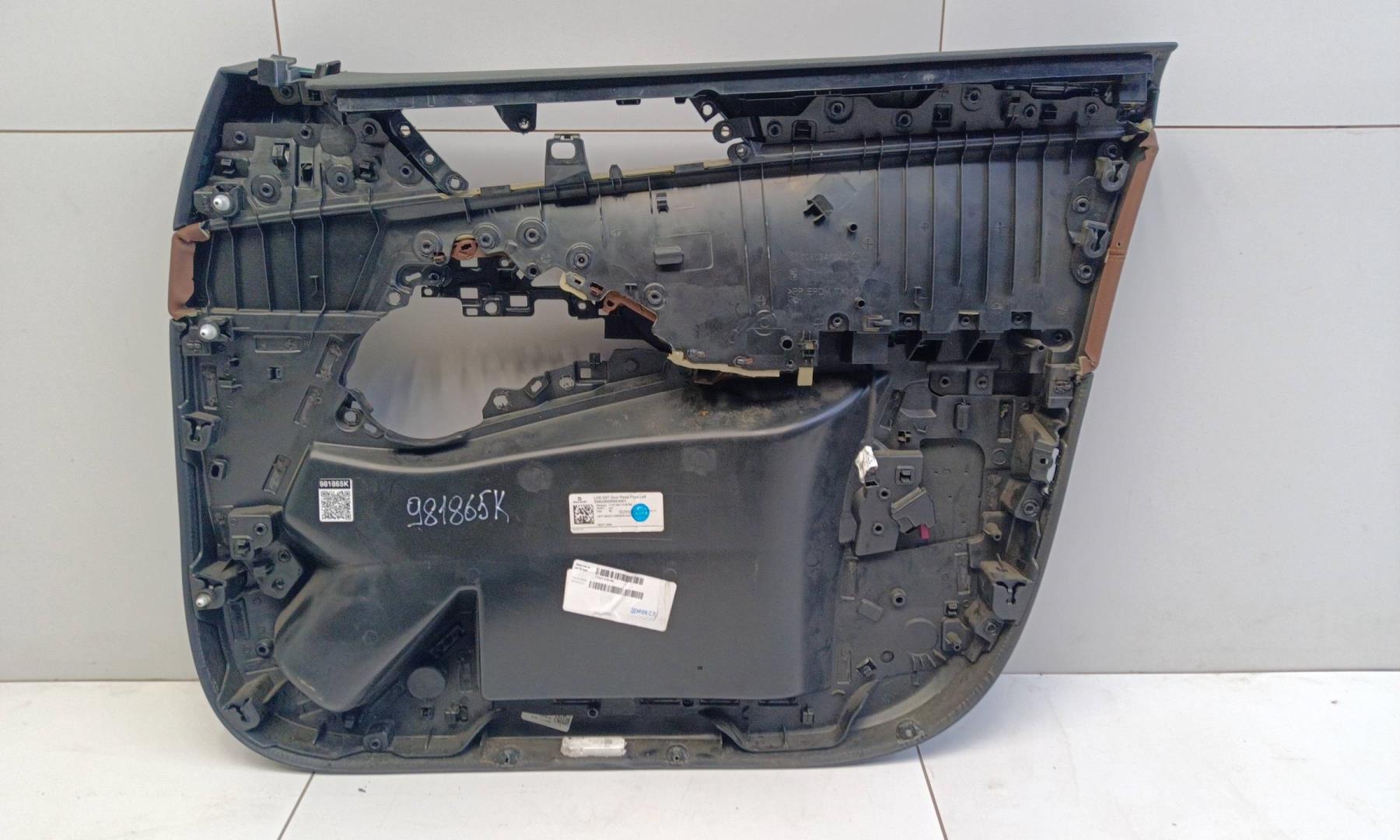 Обшивка двери передней левой