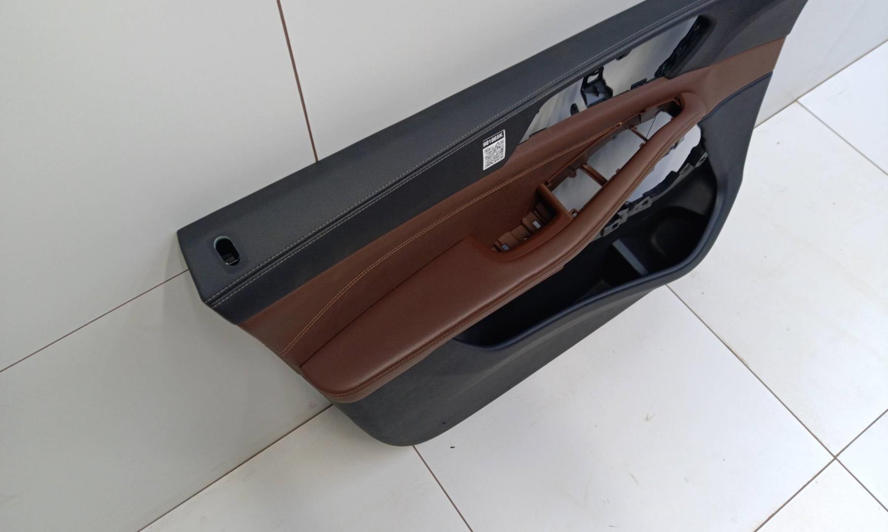 Обшивка двери передней левой