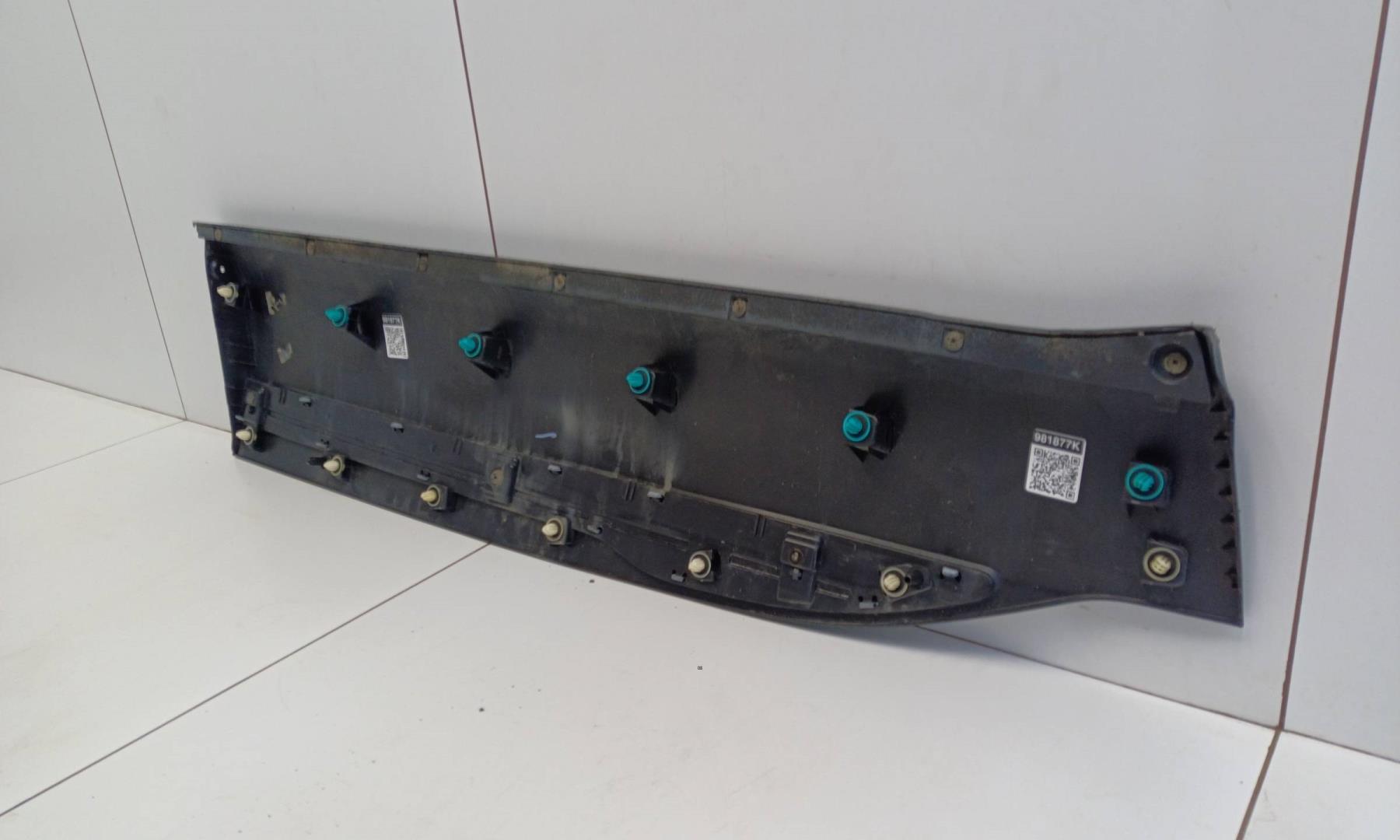 Накладка двери передней правой