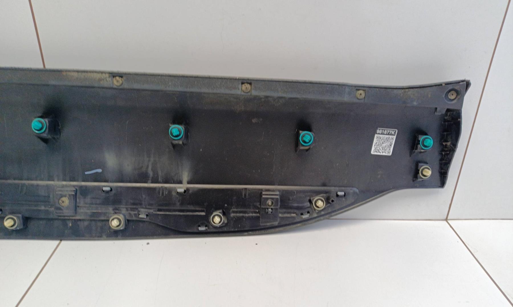 Накладка двери передней правой