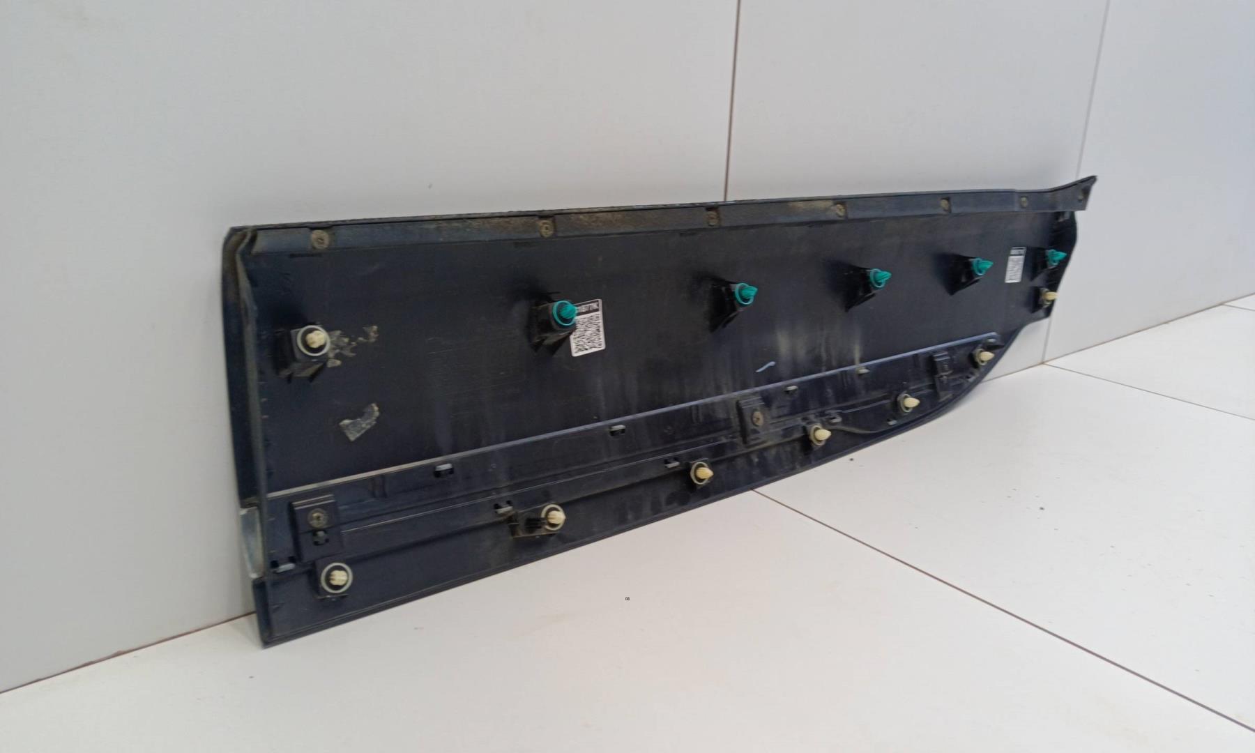 Накладка двери передней правой