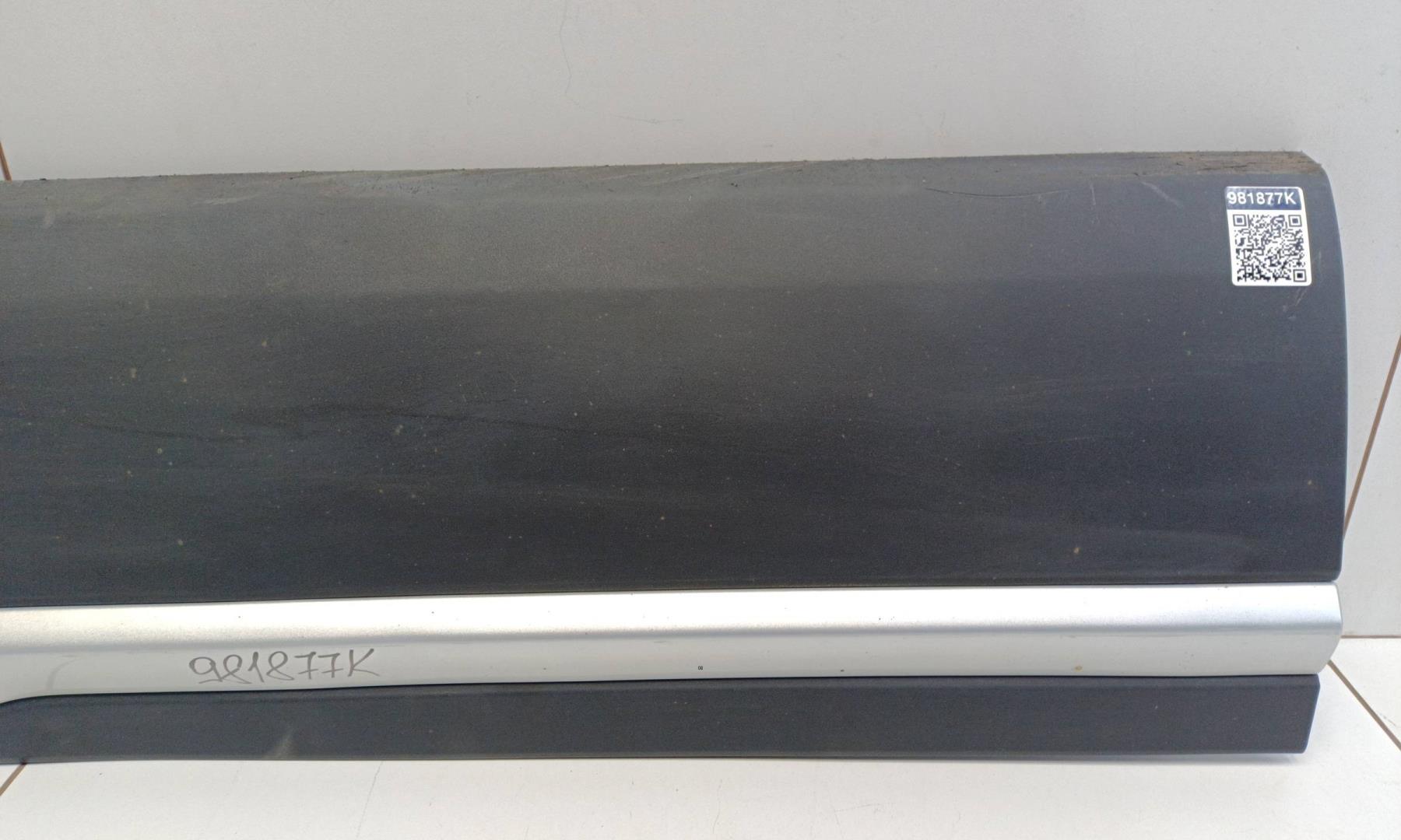 Накладка двери передней правой