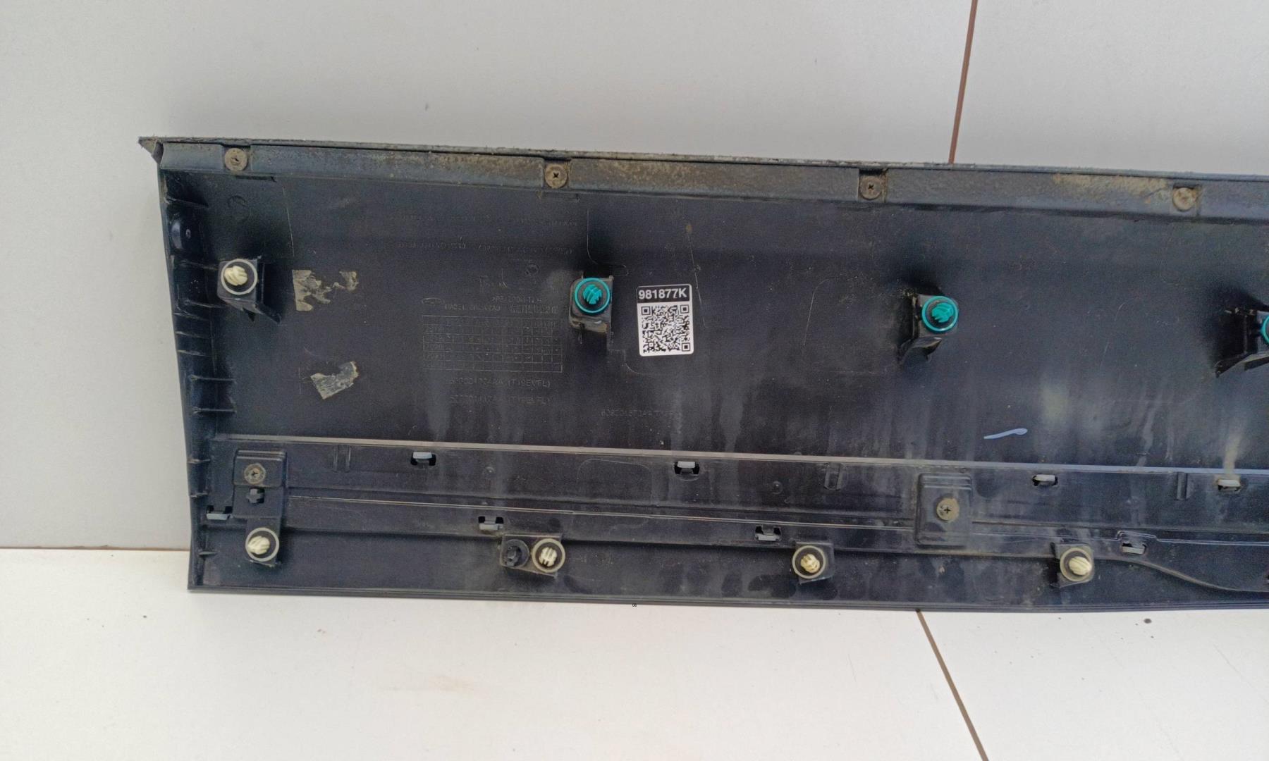 Накладка двери передней правой