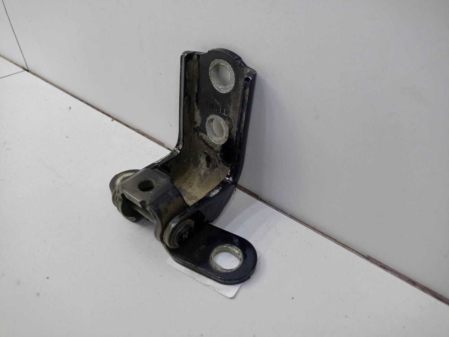 Петля двери задней правой нижняя