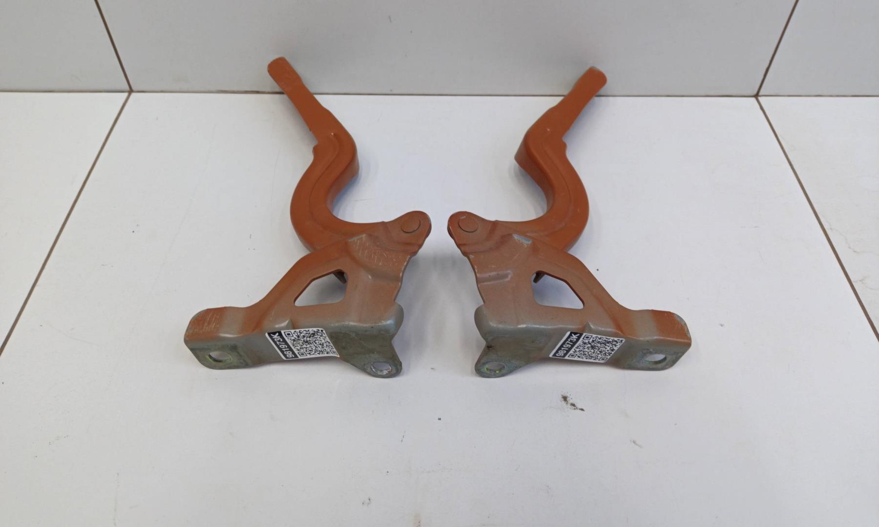 Петля капота