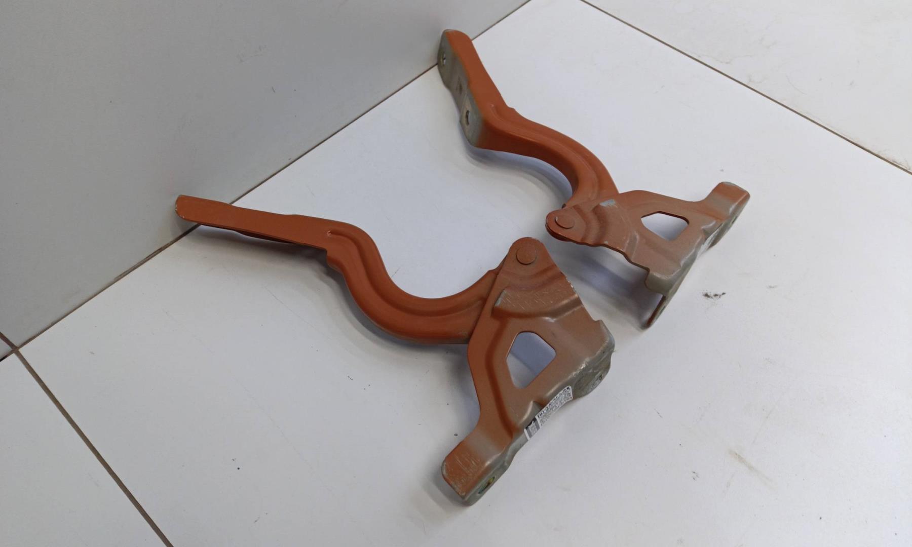 Петля капота