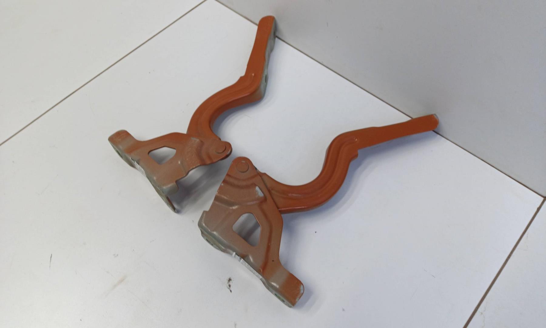 Петля капота